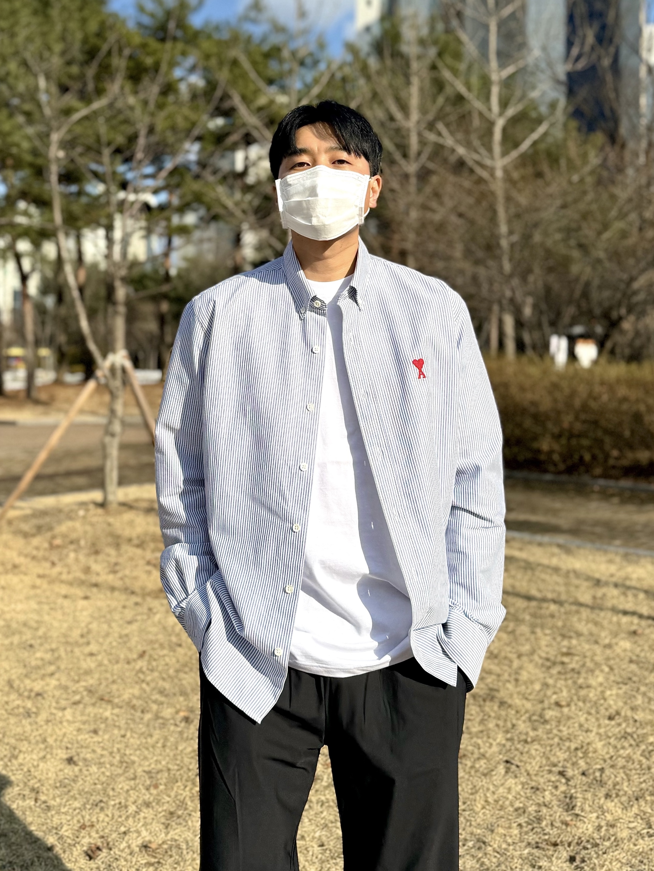 AMI de Coeur Striped Button-Down Shirt Nautic Blue Natural White, Bottega Veneta Large Padded Tech Cassette Black 착용 스타일 - 2