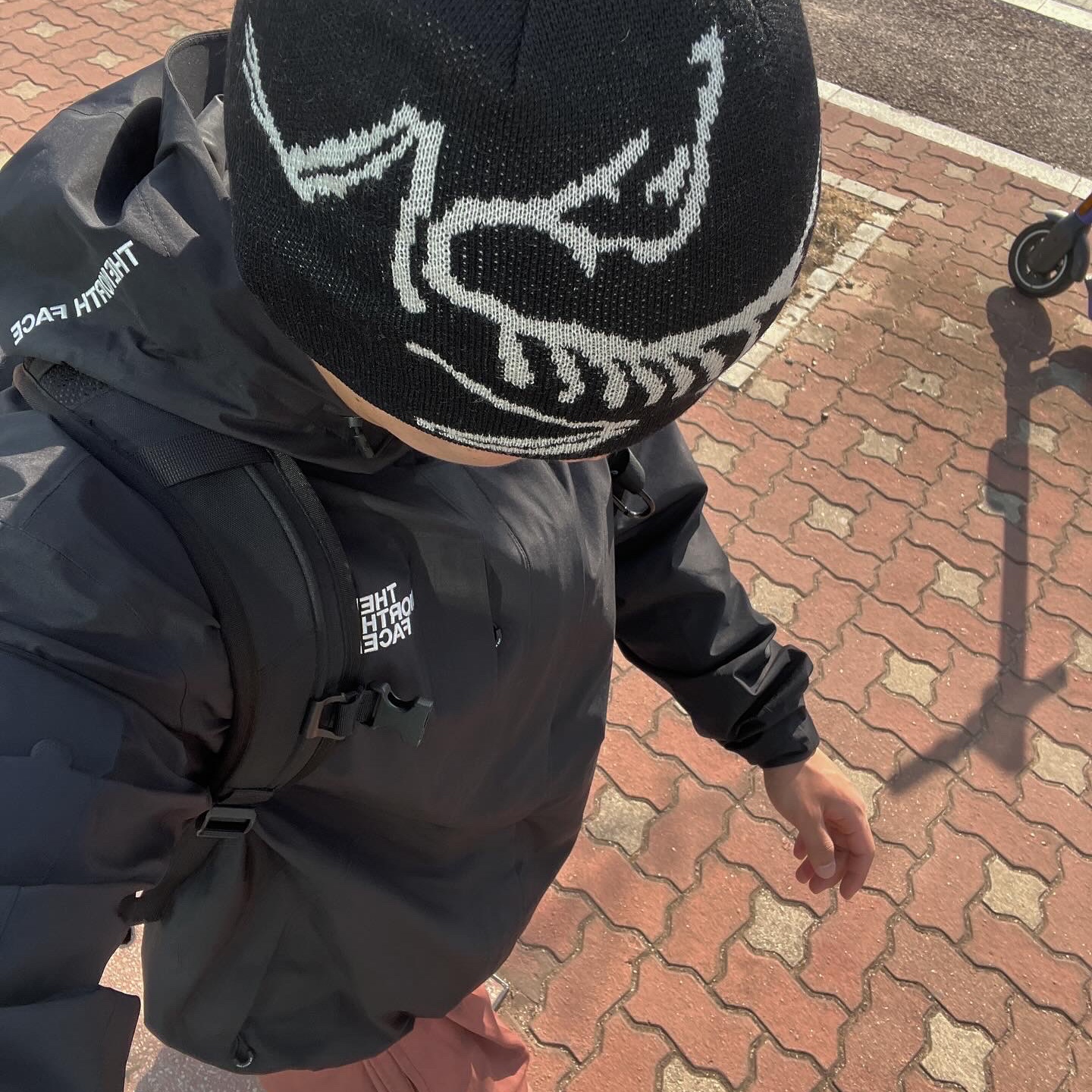 Arc'teryx Bird Head Toque Orca, Salomon XT-6 ADV Black 착용 스타일 - 2