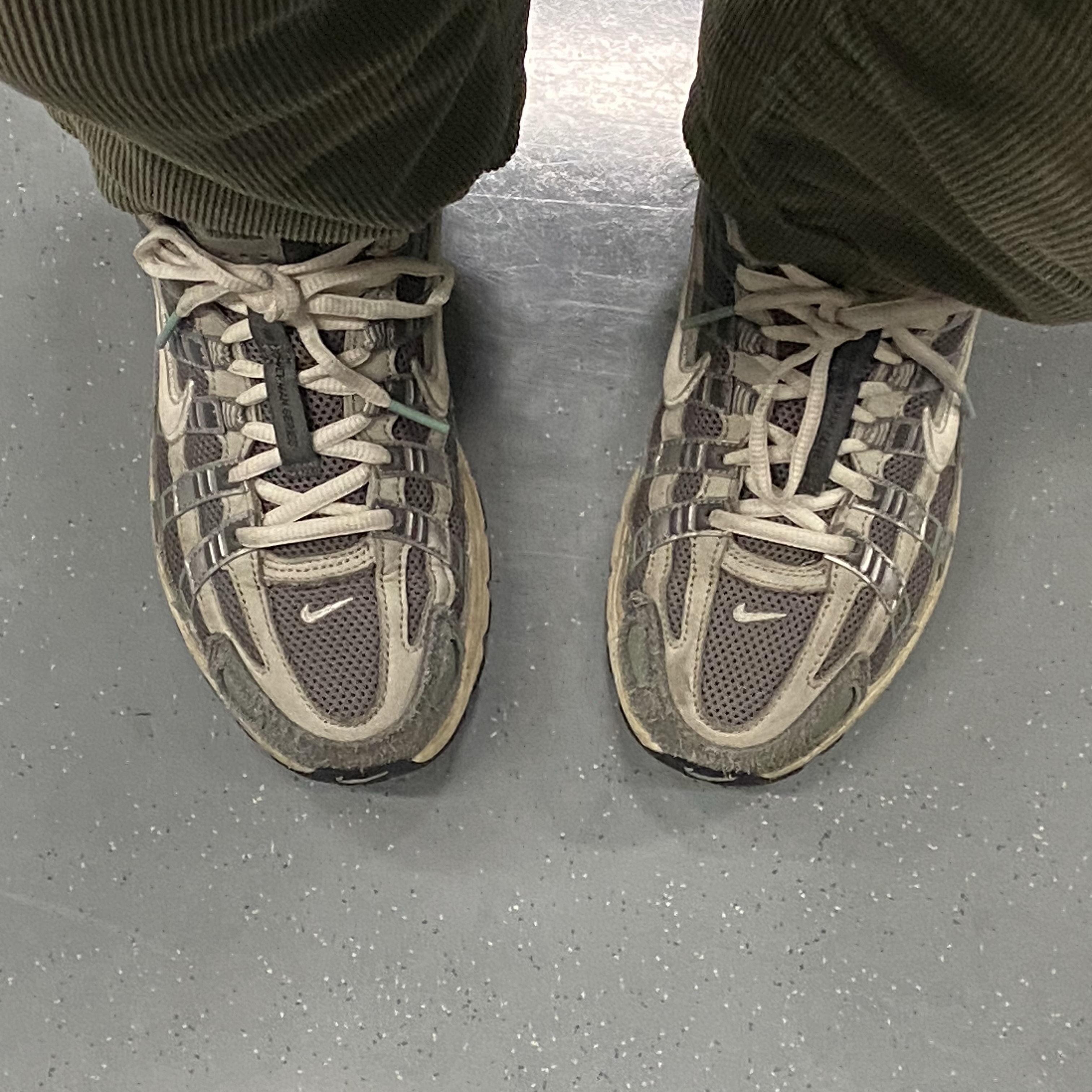 Nike P-6000 Flat Pewter Light Iron Ore 착용 스타일