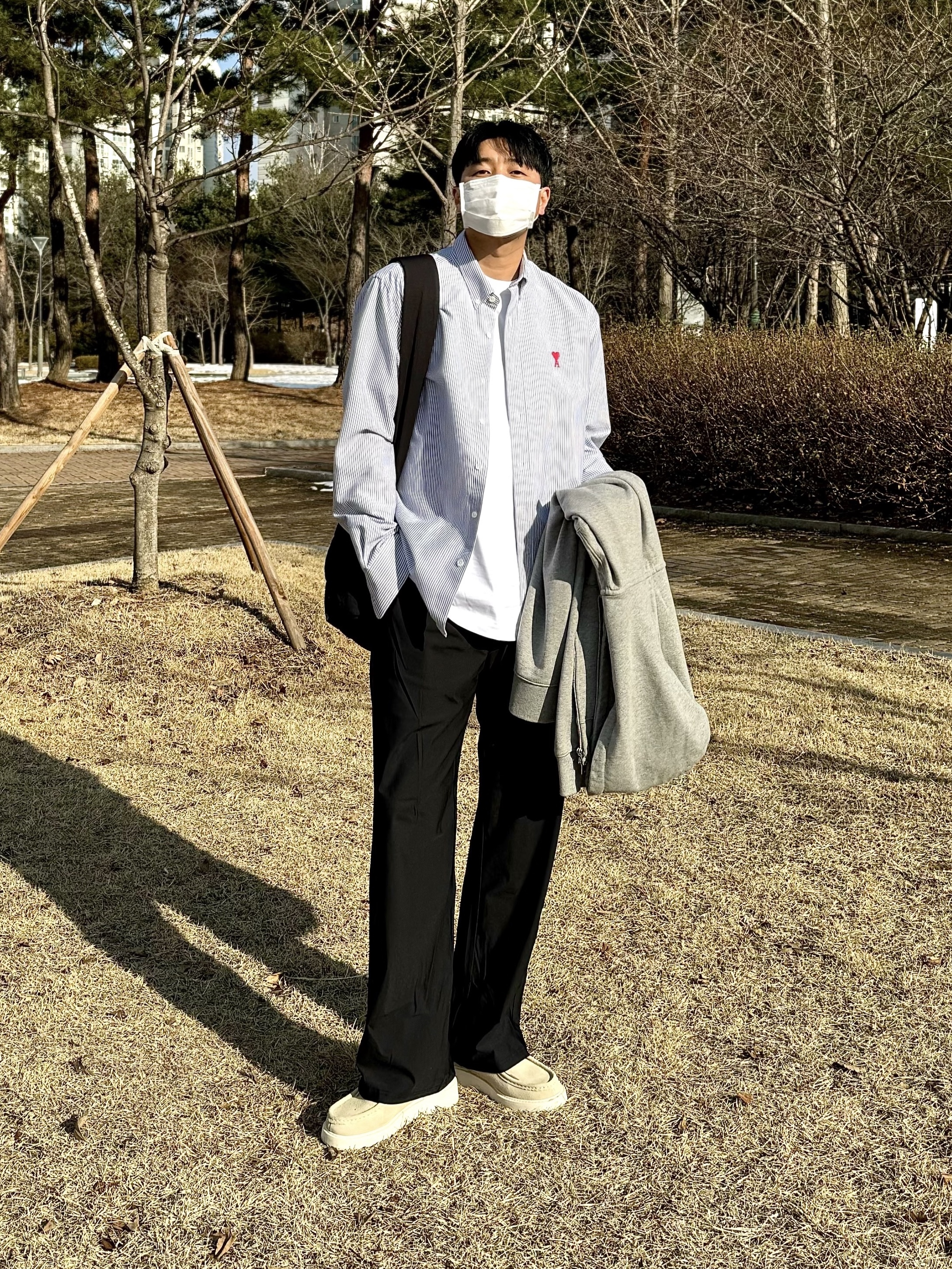 AMI de Coeur Striped Button-Down Shirt Nautic Blue Natural White, Bottega Veneta Large Padded Tech Cassette Black 착용 스타일 - 1