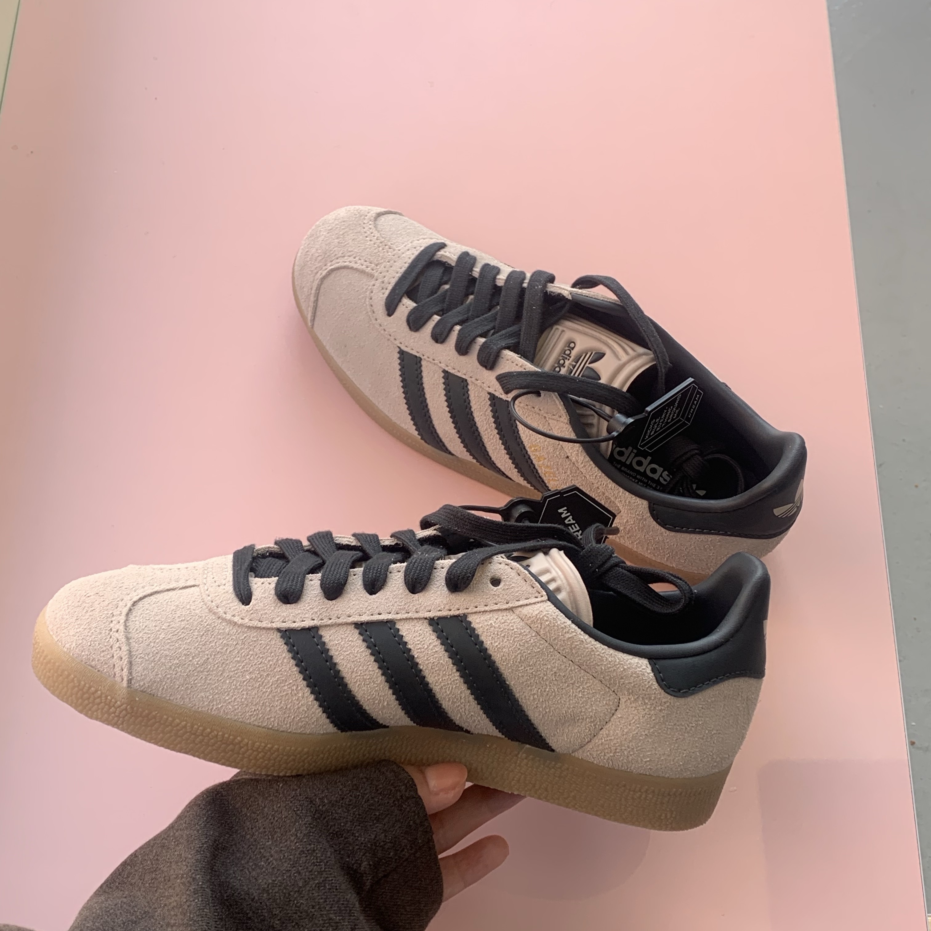 Adidas Gazelle Wonder Taupe Night Indigo 착용 스타일