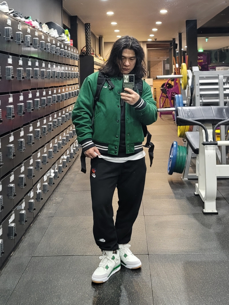 Jordan 4 x Nike SB Retro SP Pine Green, Nike NSW Authentics Varsity Jacket Gorge Green - Asia 착용 스타일