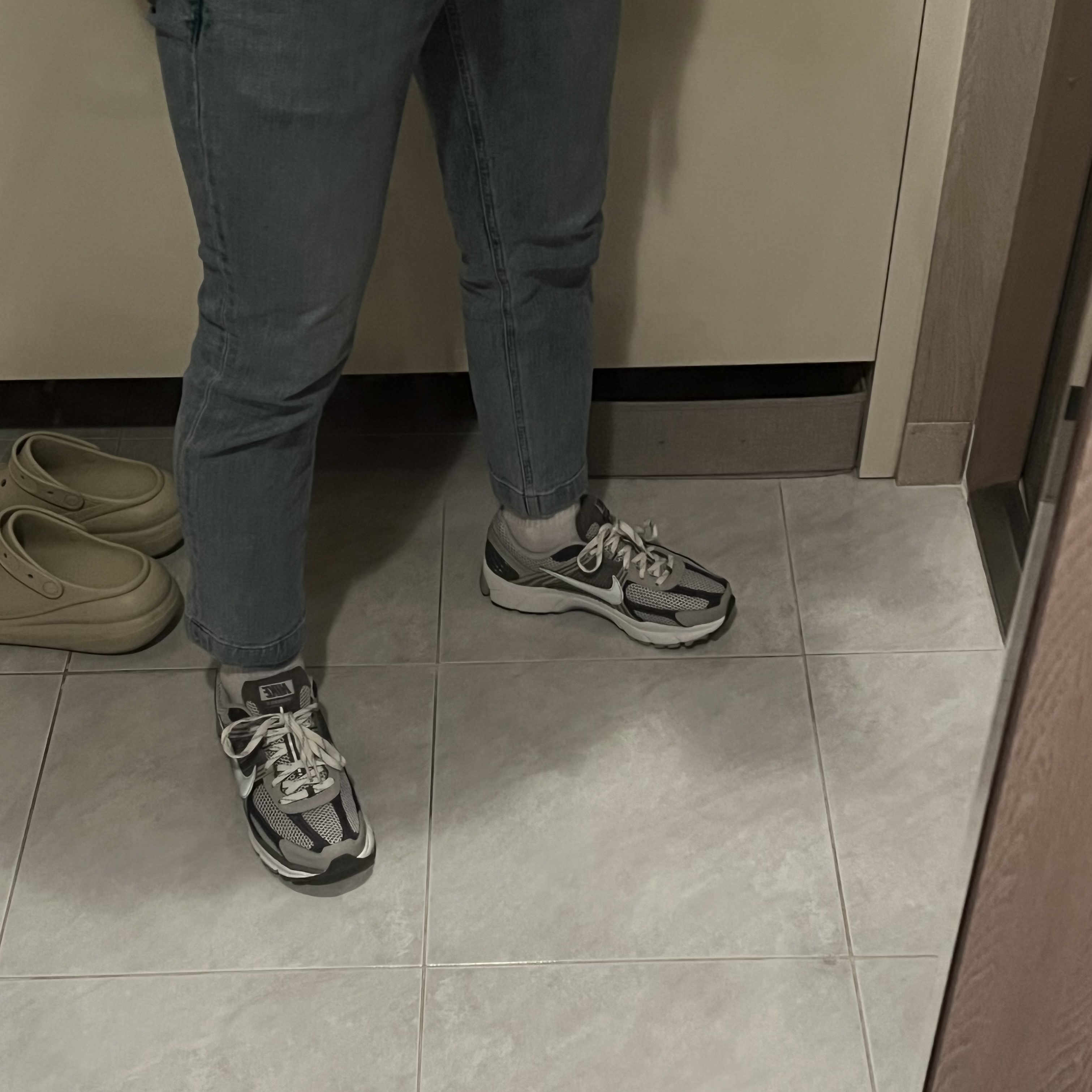 Nike Zoom Vomero 5 SP Vast Grey 2023, Nike Zoom Vomero 5 PRM Light Iron Ore and Flat Fewter 착용 스타일 - 2