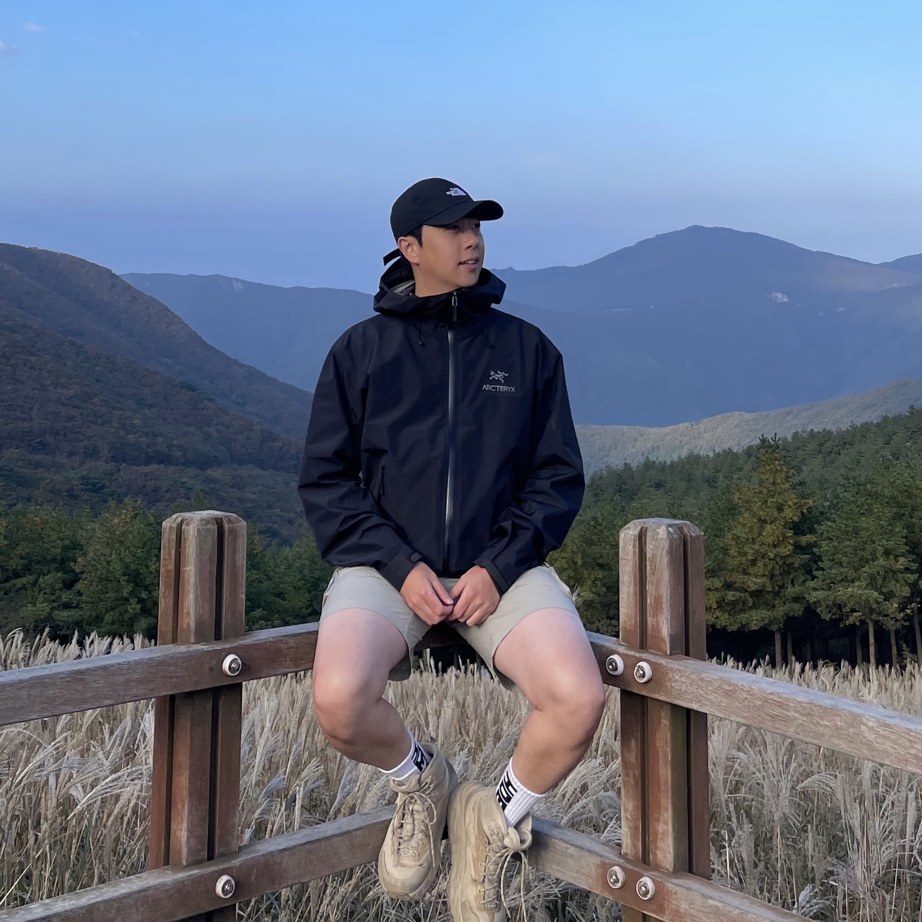 Arc'teryx Beta LT Jacket Black, Hoka Kaha 2 Gore-Tex Oxford Tan 착용 스타일