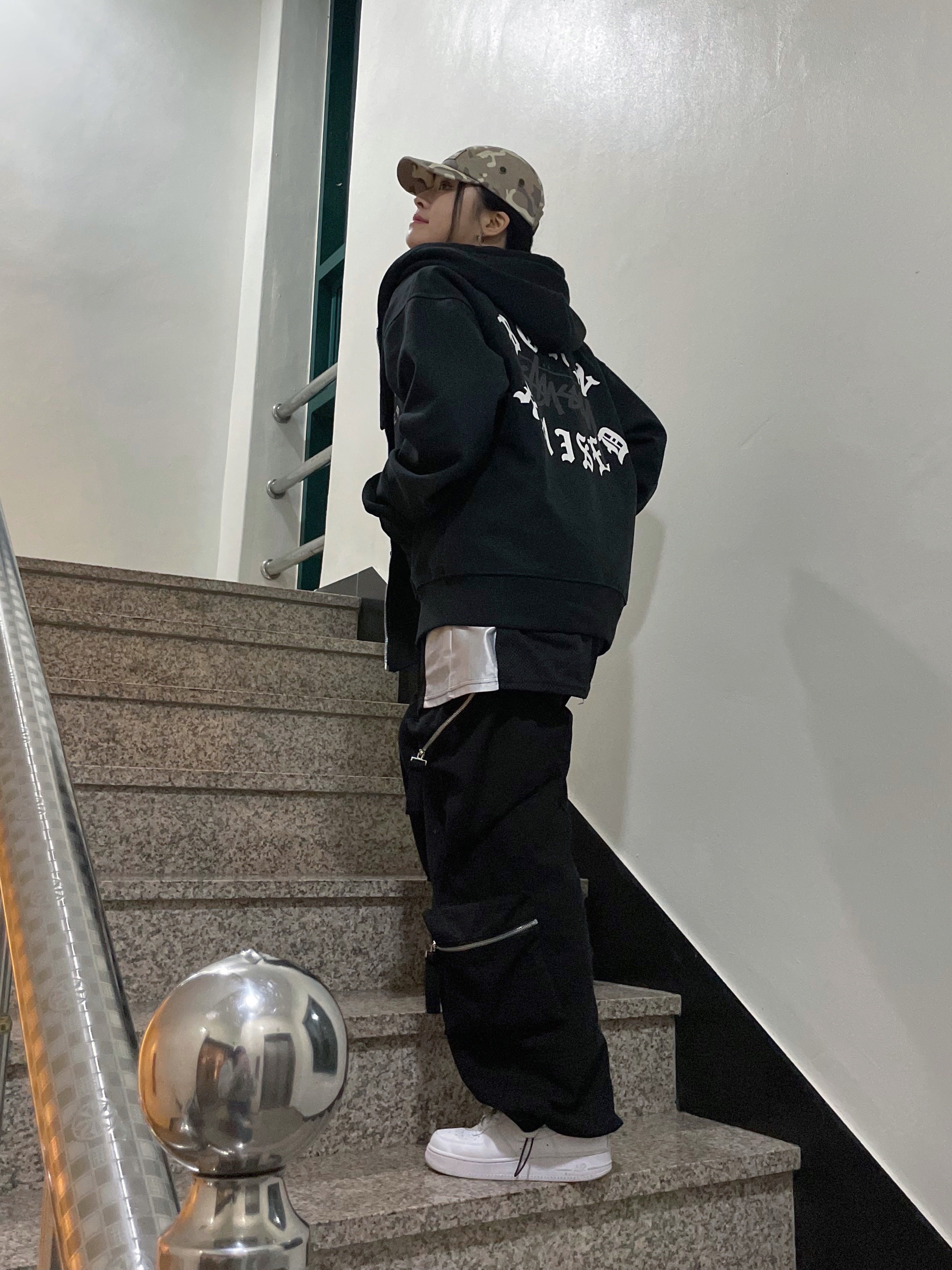 Stussy x Born X Raised Logo Zip Hoodie Black, Supreme Military Camp Cap Stone Camo - 23SS 착용 스타일 - 1