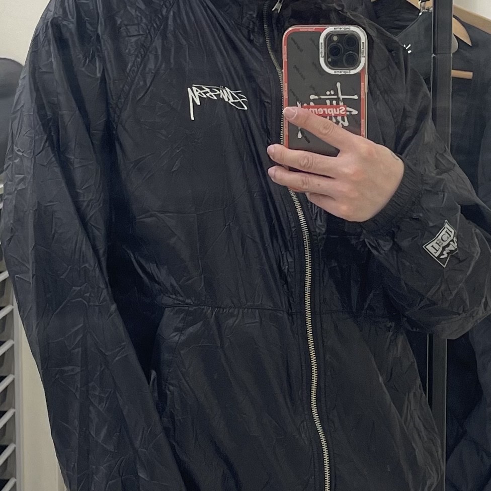 Stussy Beach Shell Wrinkled Nylon Jacket Black 착용 스타일 - 2