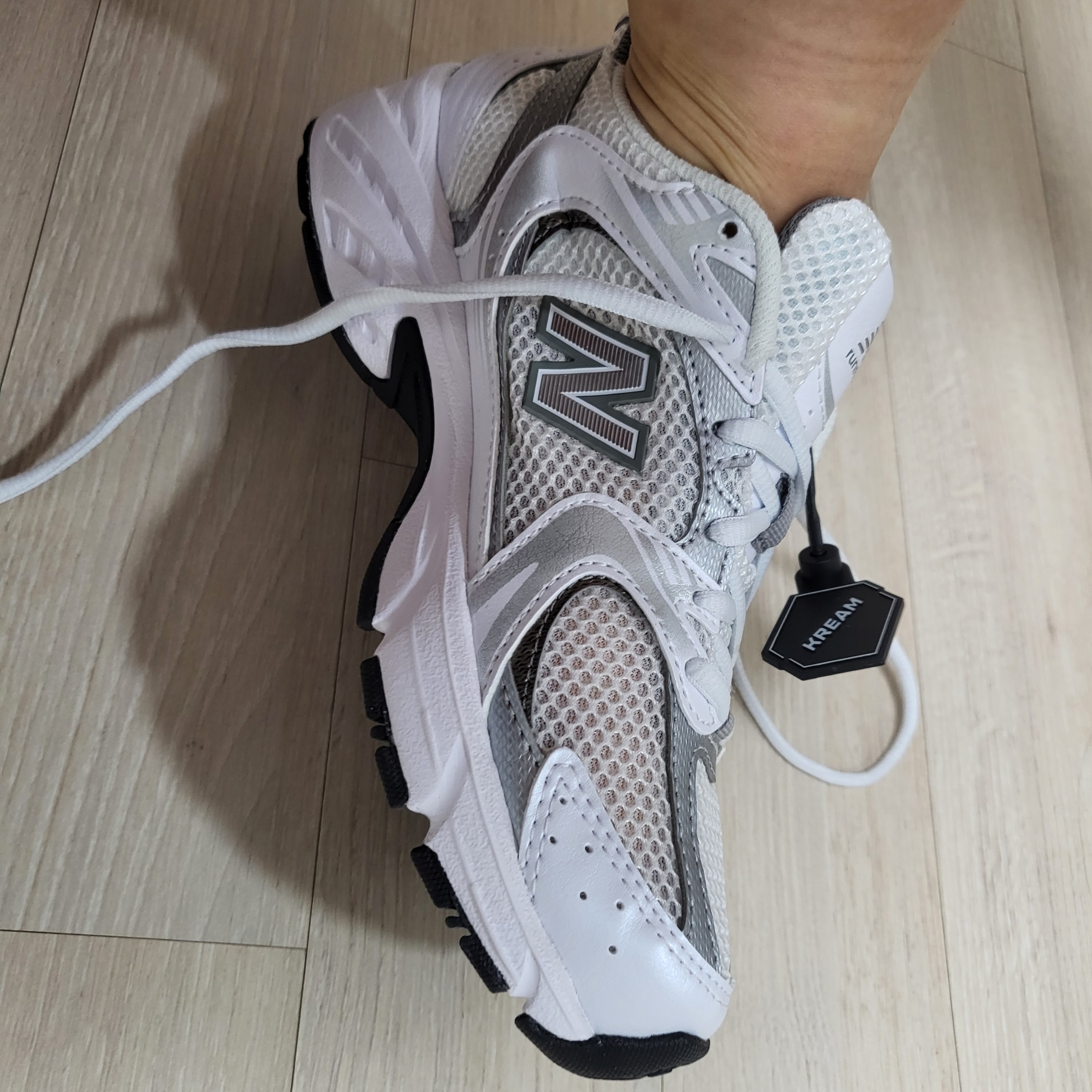 New Balance 530 White Silver 착용 스타일 - 2