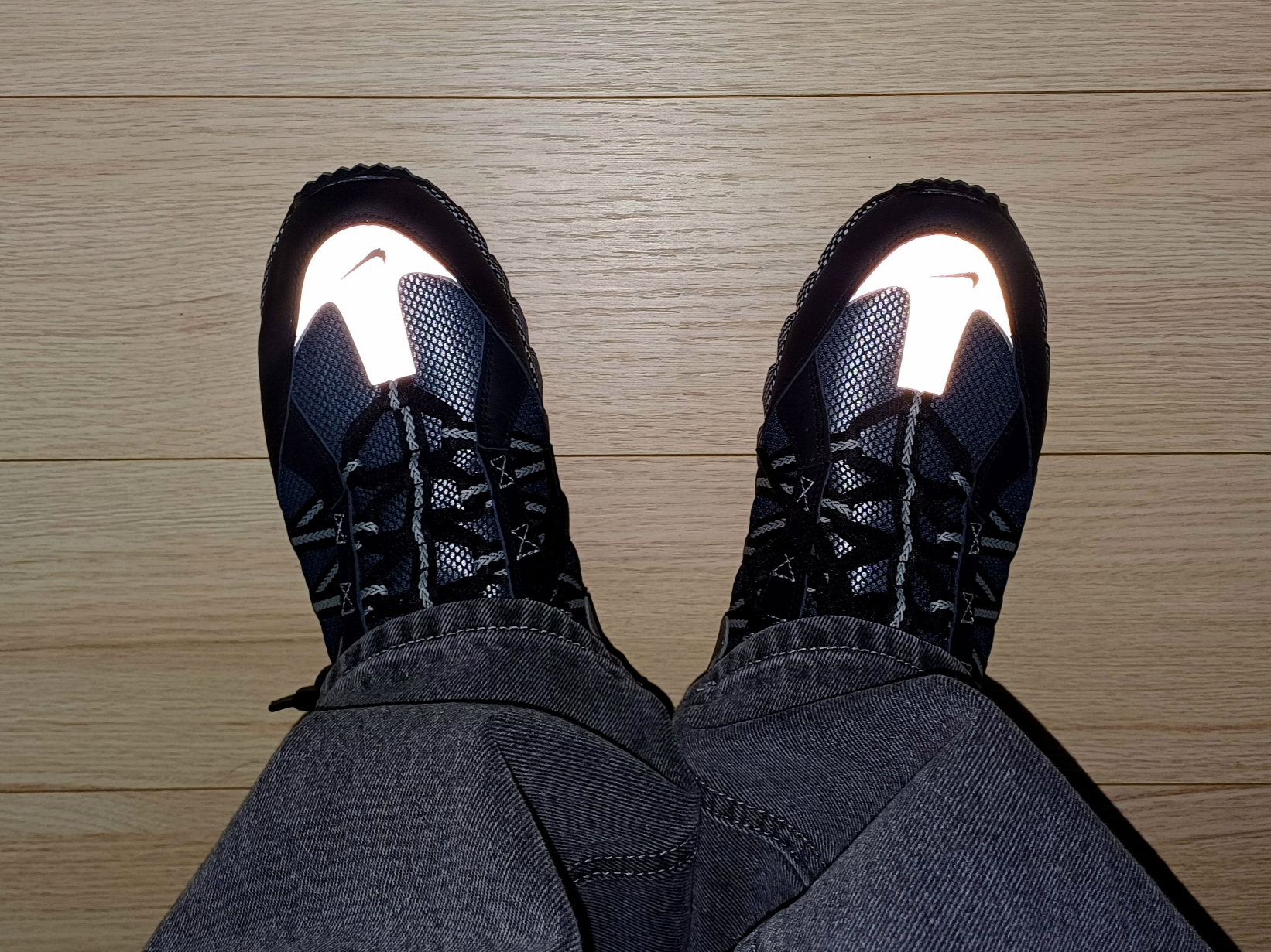 Nike Air Humara Black and Metallic Silver 착용 스타일 - 2