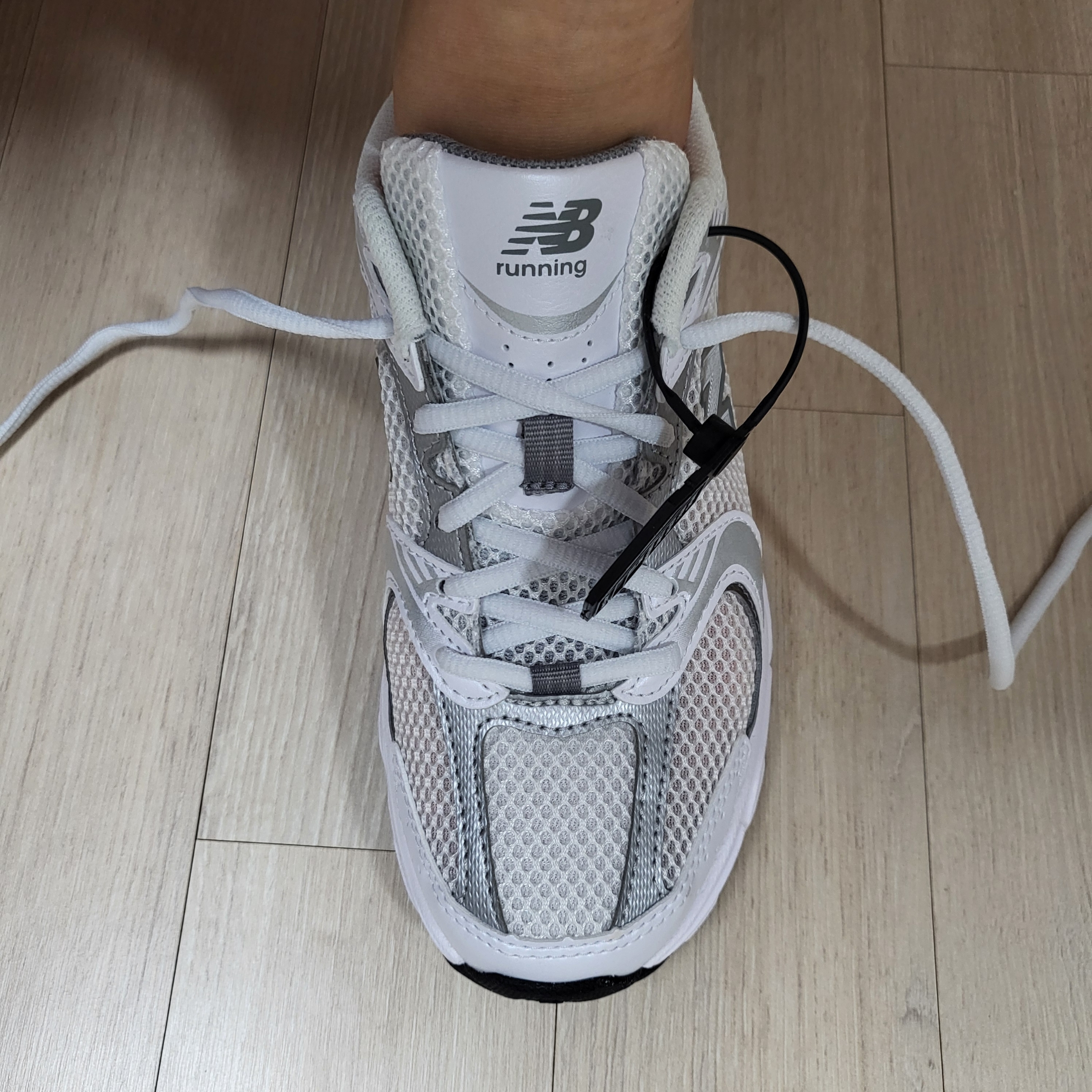 New Balance 530 White Silver 착용 스타일 - 3