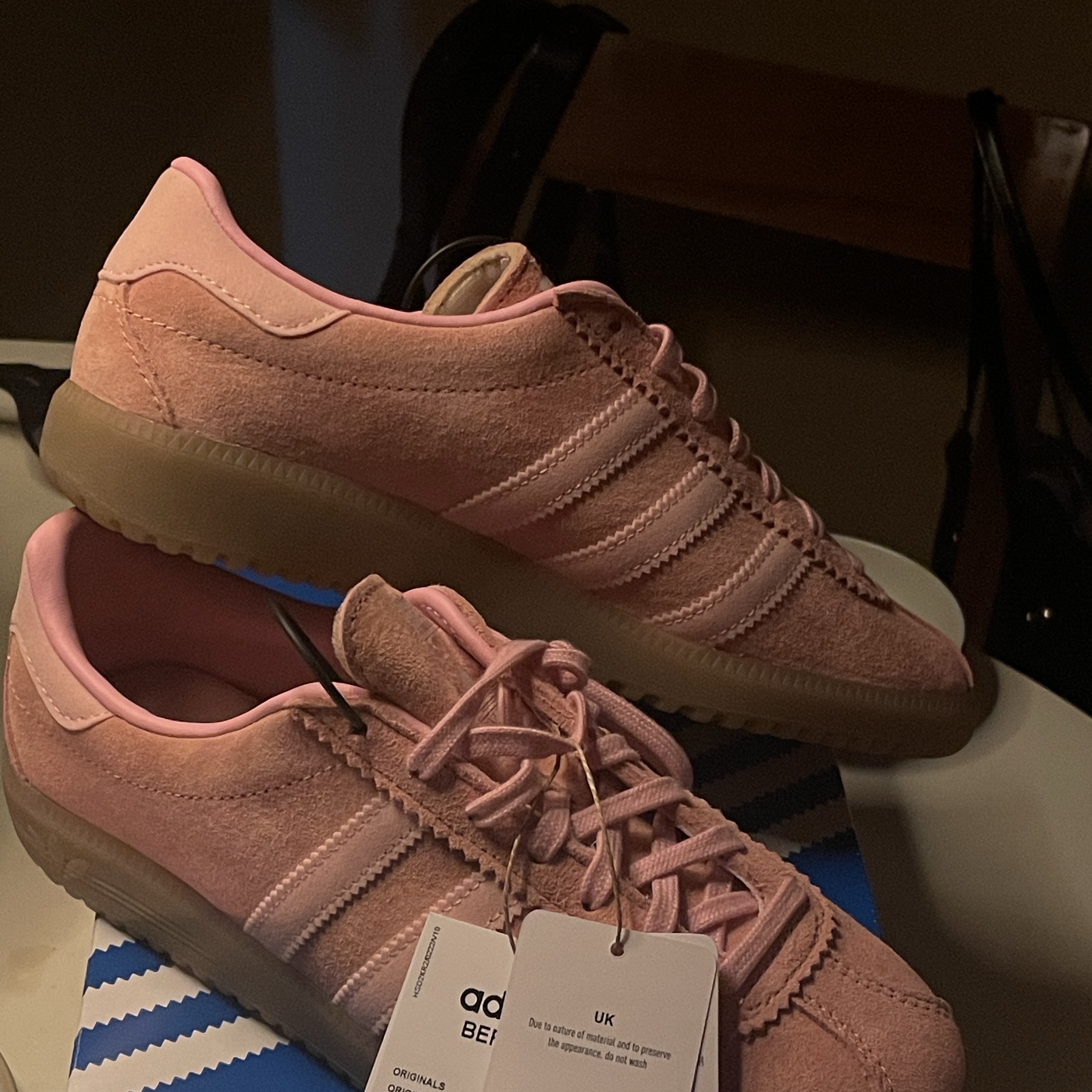 Adidas Bermuda Glow Pink 착용 스타일