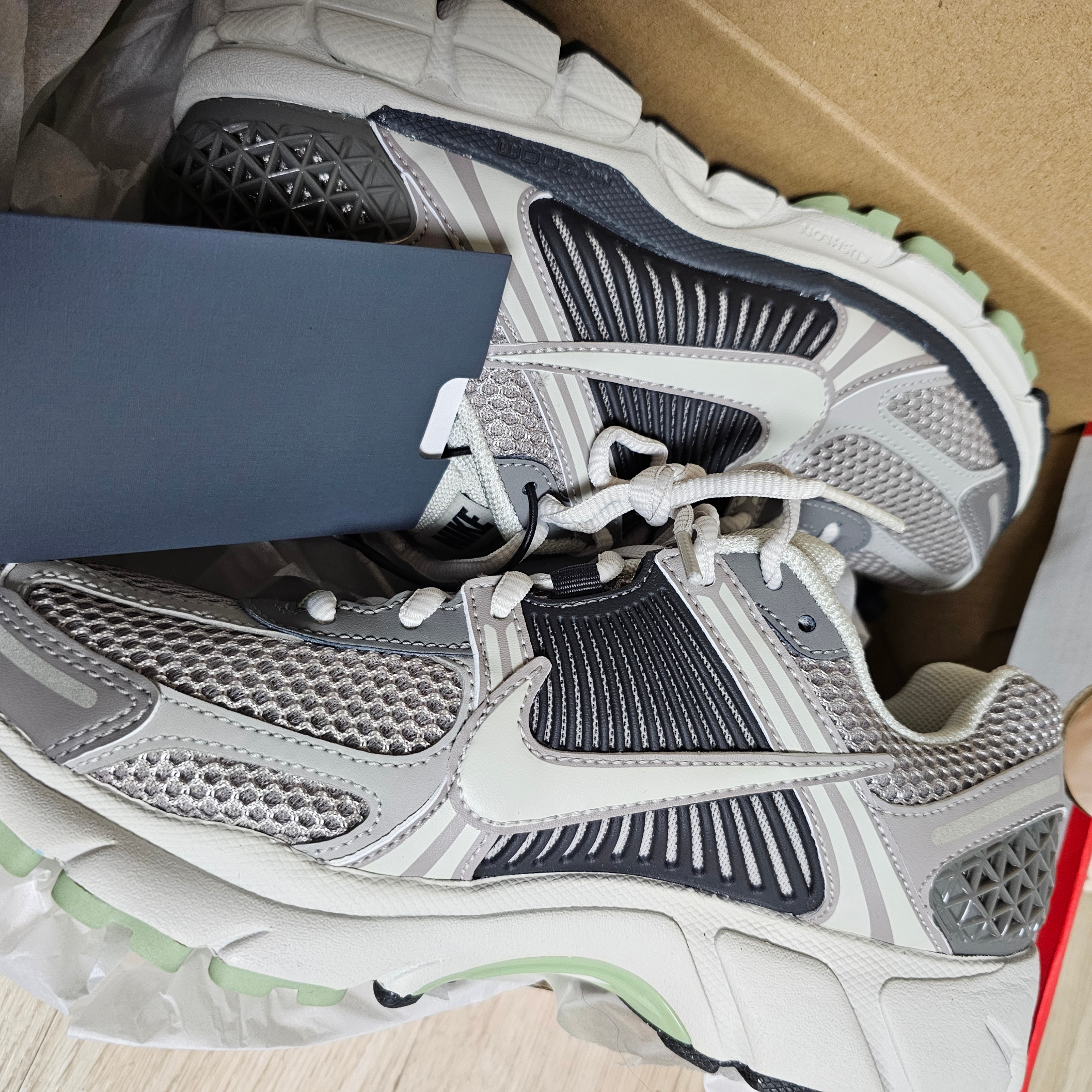 (W) Nike Zoom Vomero 5 Cobblestone and Flat Pewter 착용 스타일