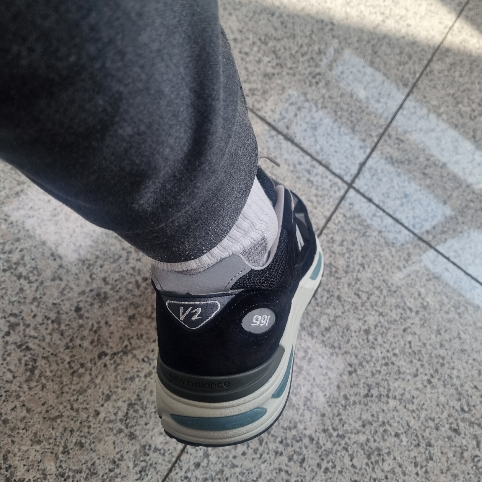 New Balance 991v2 Made in UK Black 착용 스타일 - 2