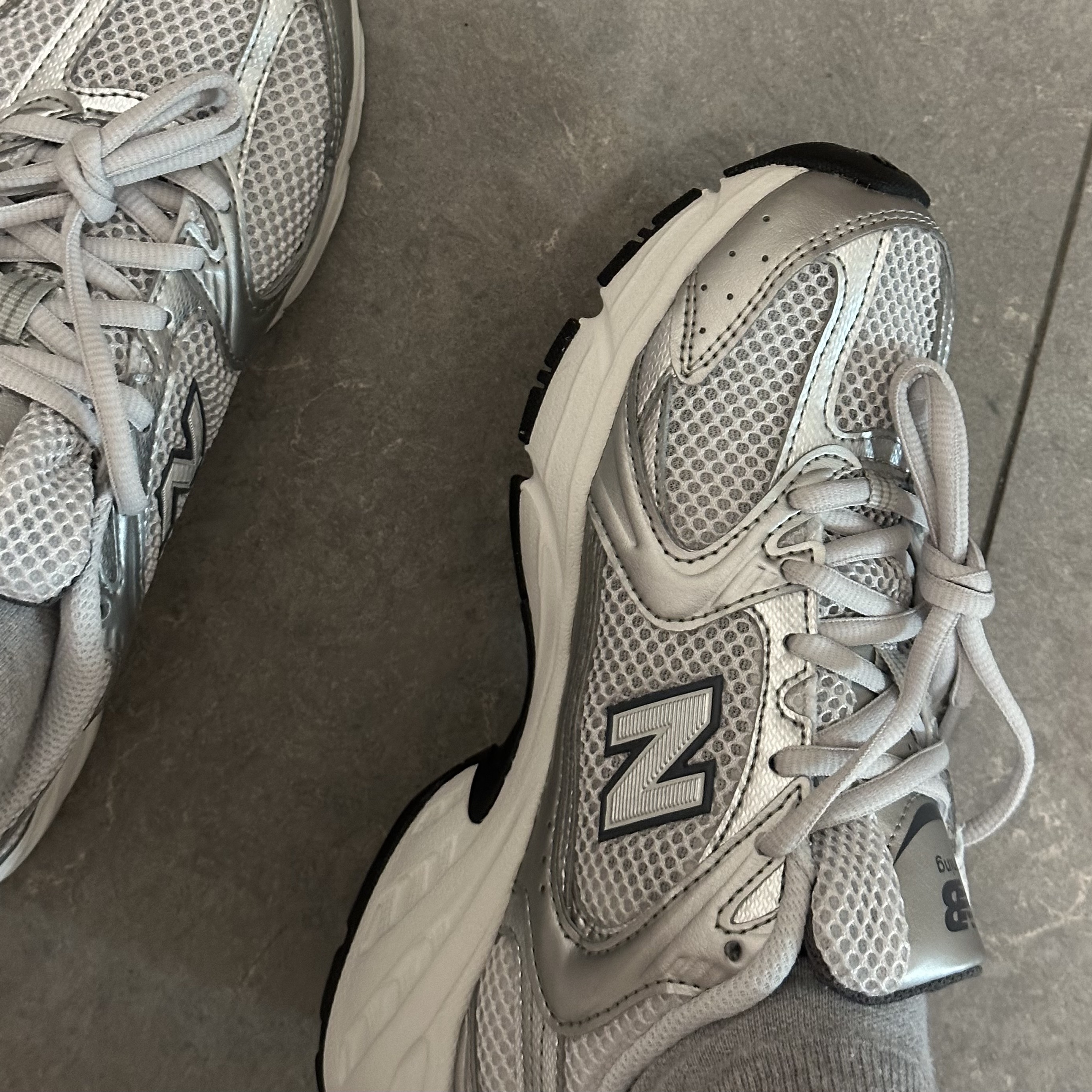 New Balance 530 Grey Matter Silver Metallic 착용 스타일