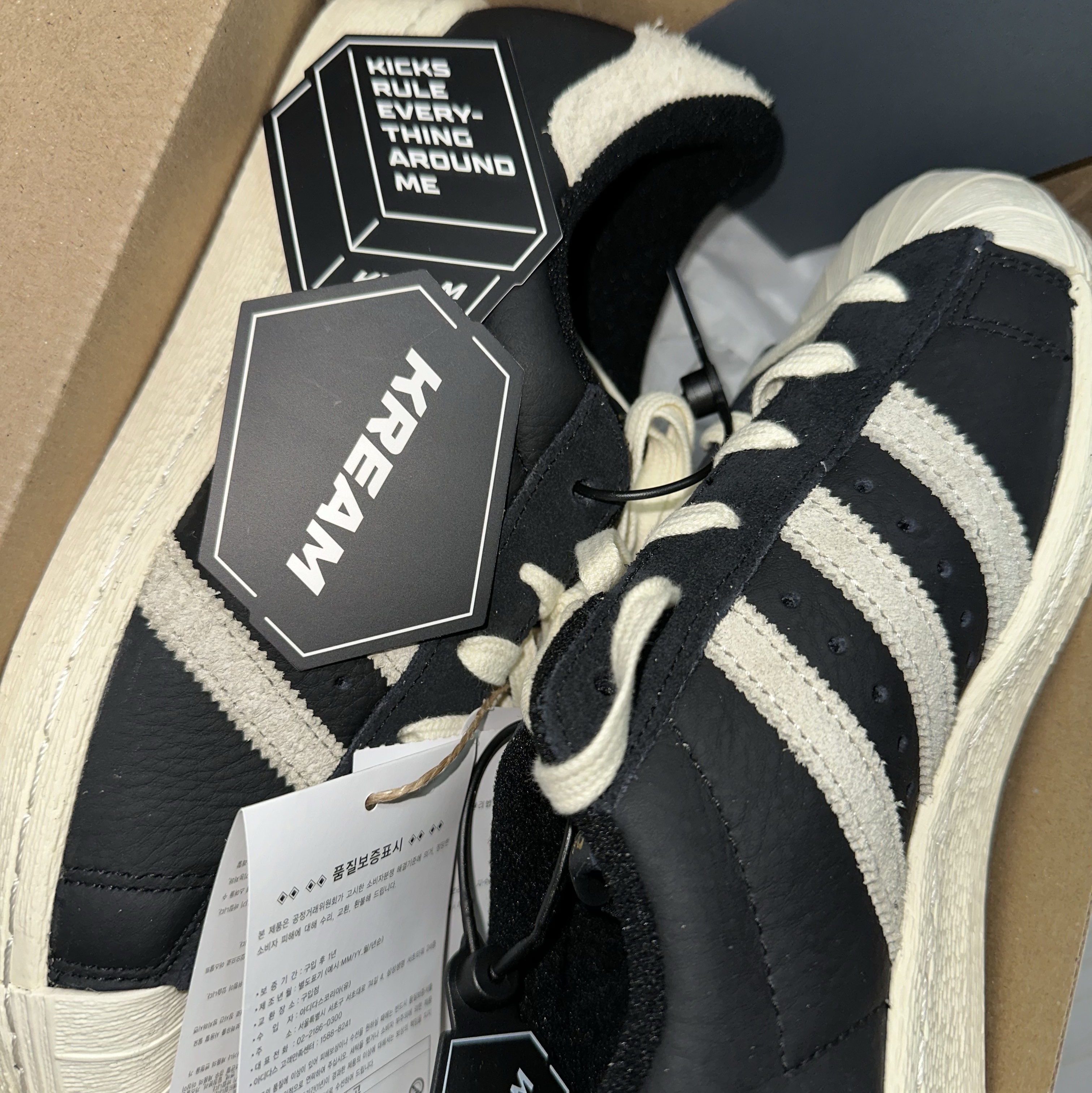 Adidas Superstar 82 Black White 착용 스타일 - 2