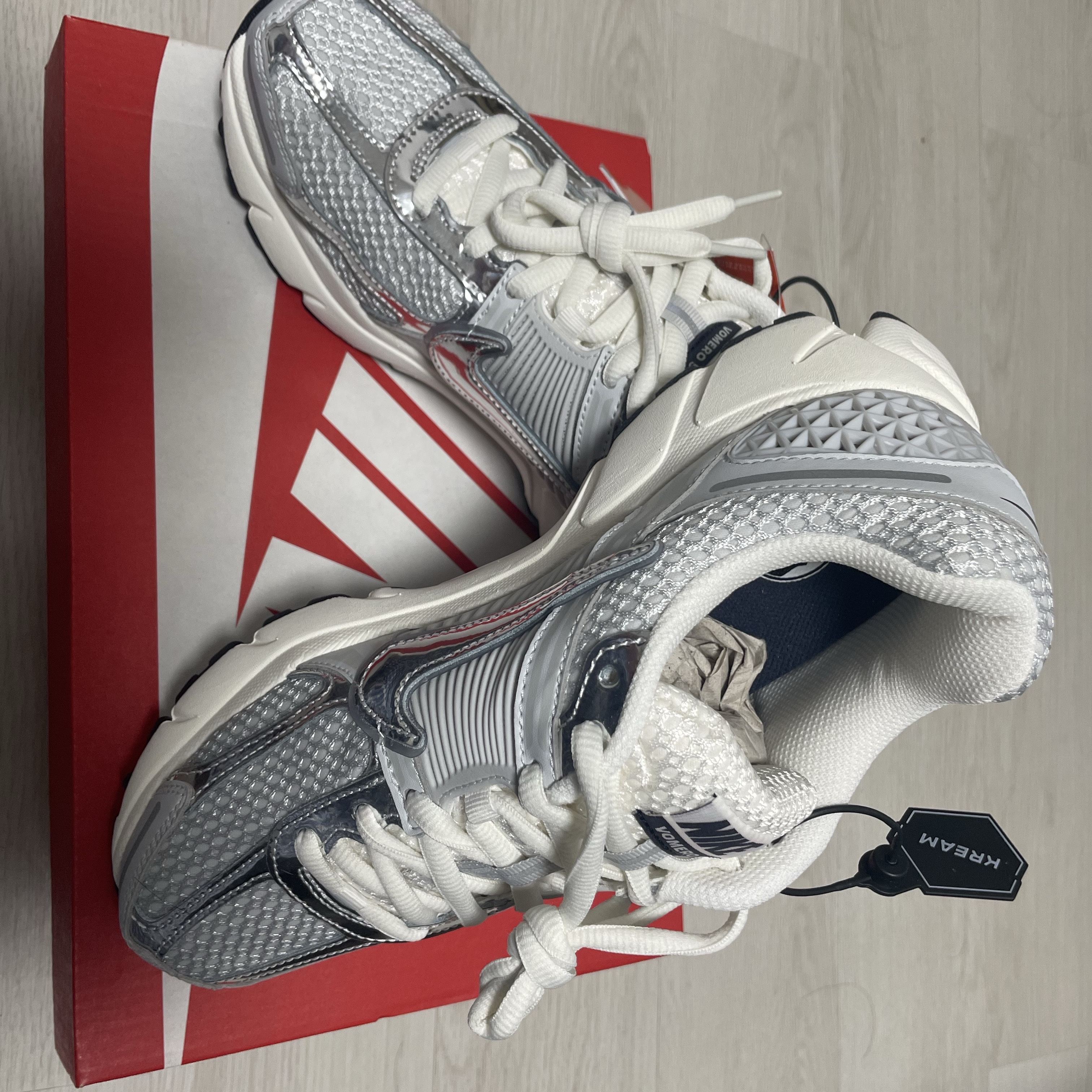 (W) Nike Zoom Vomero 5 Photon Dust and Metallic Silver 착용 스타일