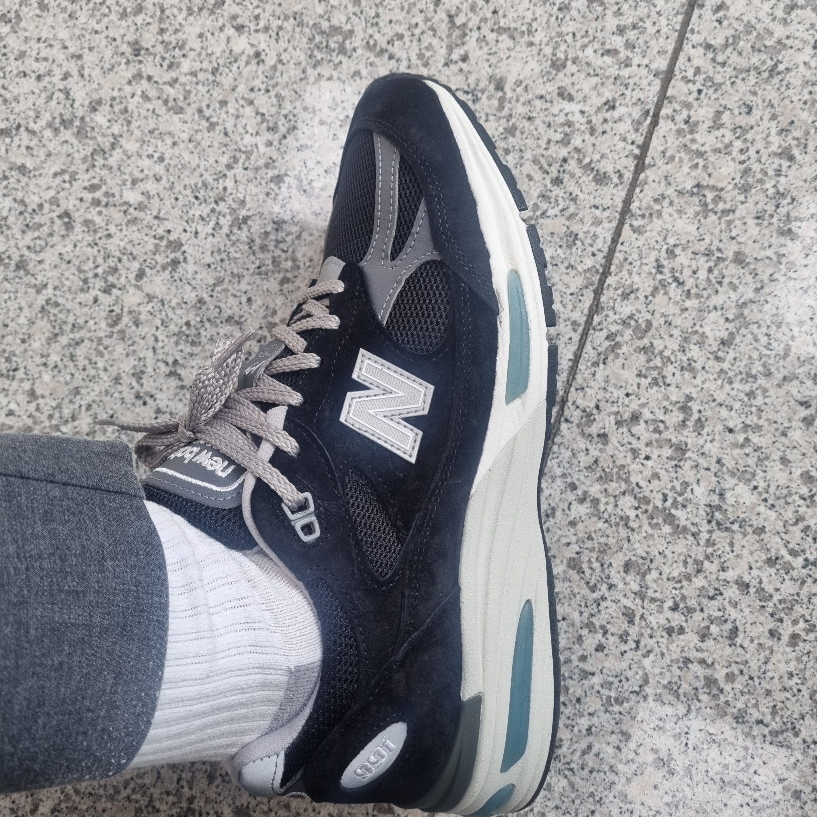 New Balance 991v2 Made in UK Black 착용 스타일 - 3
