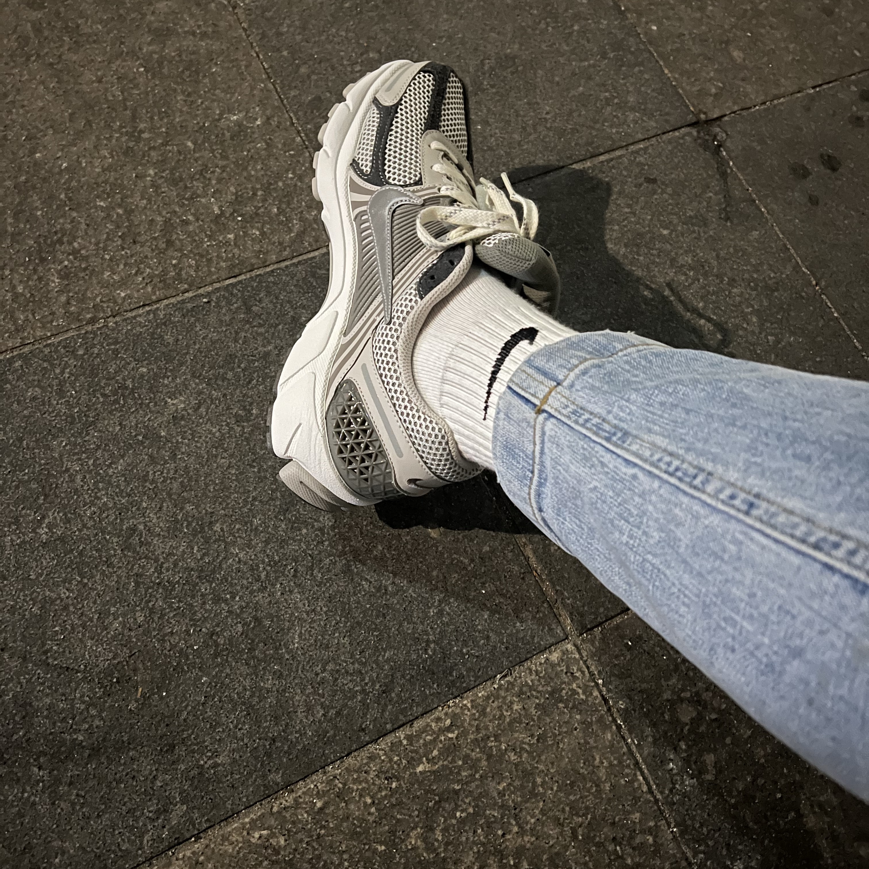 Nike Zoom Vomero 5 SP Vast Grey 2023, Nike Zoom Vomero 5 PRM Light Iron Ore and Flat Fewter 착용 스타일 - 4