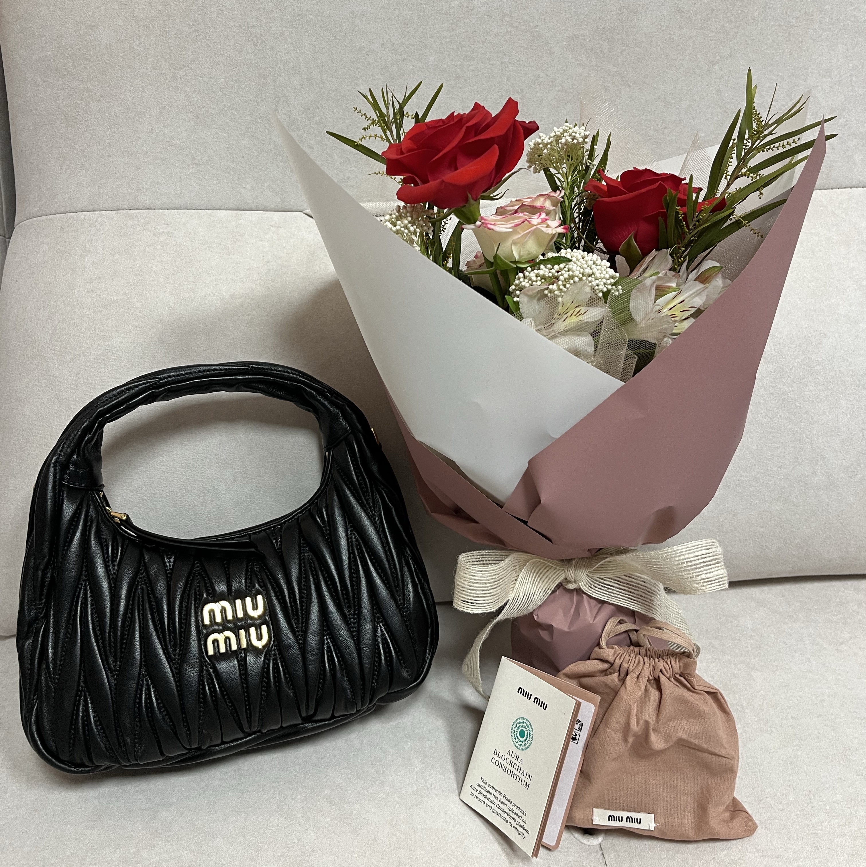 Miu Miu Wander Matelasse Nappa Leather Small Hobo Bag Black 착용 스타일 - 2