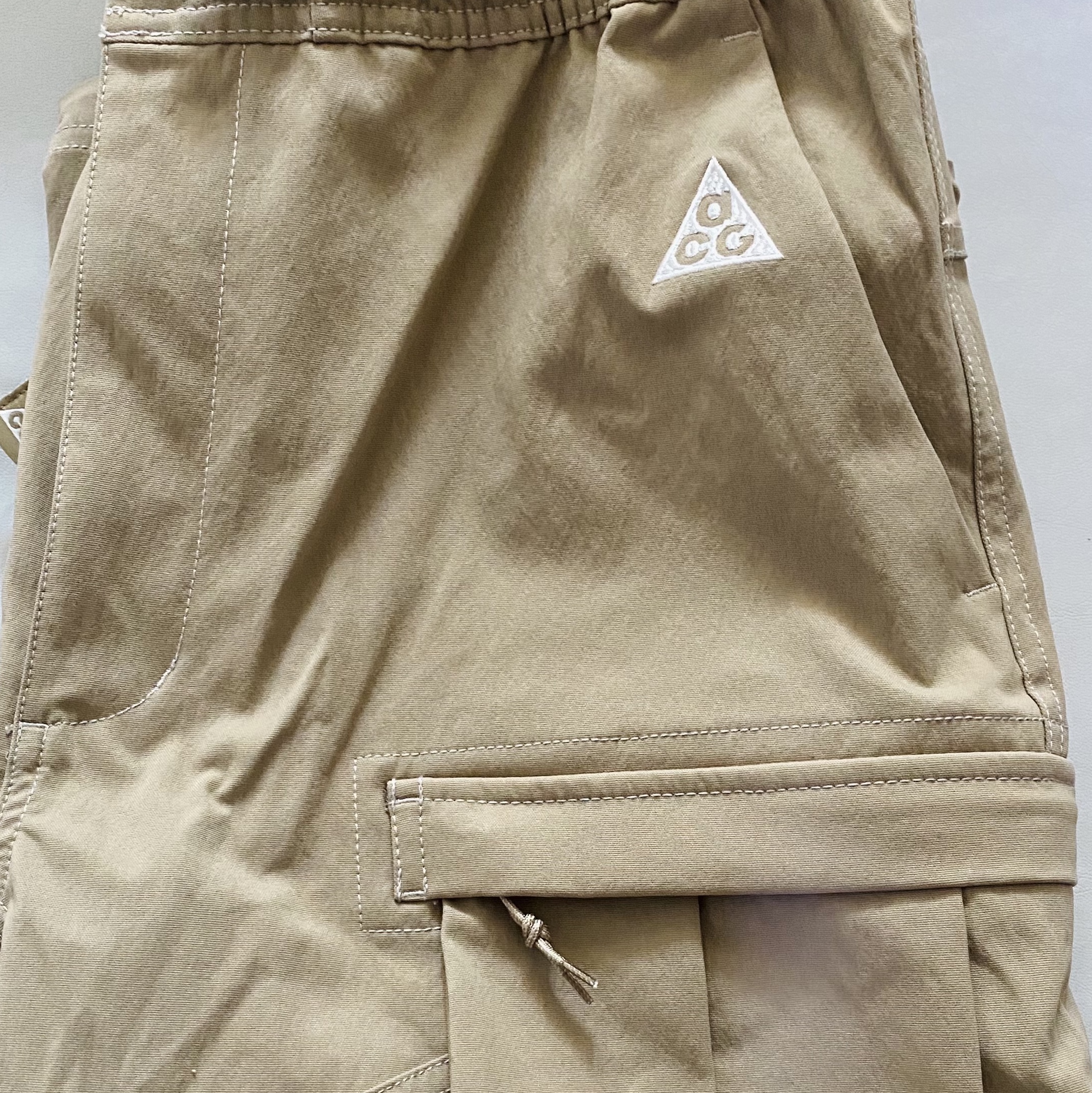 Nike ACG Smith Summit Cargo Pants Khaki Iron Ore - Asia 착용 스타일 - 1