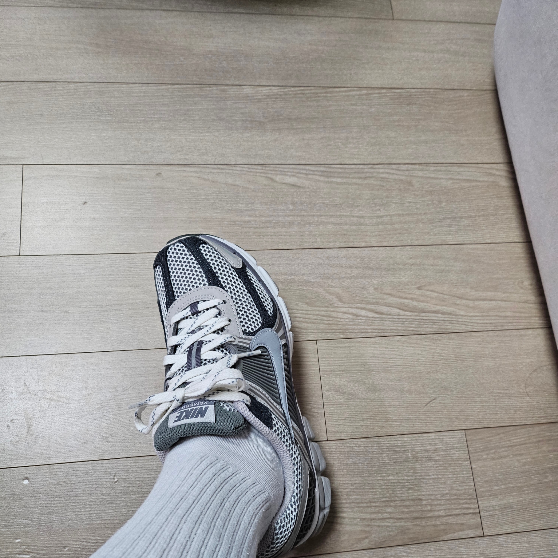 Nike Zoom Vomero 5 PRM Light Iron Ore and Flat Fewter 착용 스타일 - 1