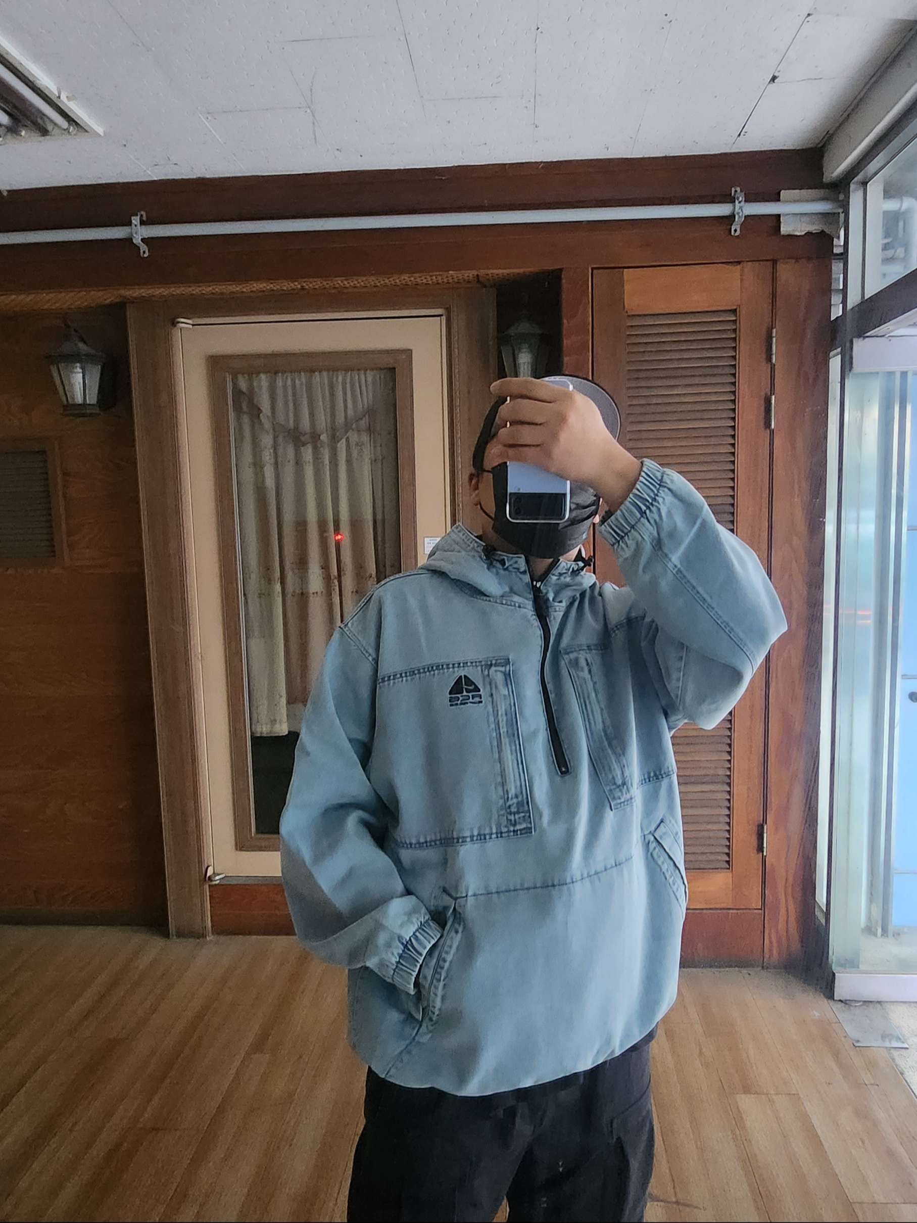 Supreme x Nike ACG Denim Pullover Washed Blue - 22FW, Nike Zoom Vomero 5 PRM Light Iron Ore and Flat Fewter 착용 스타일 - 2
