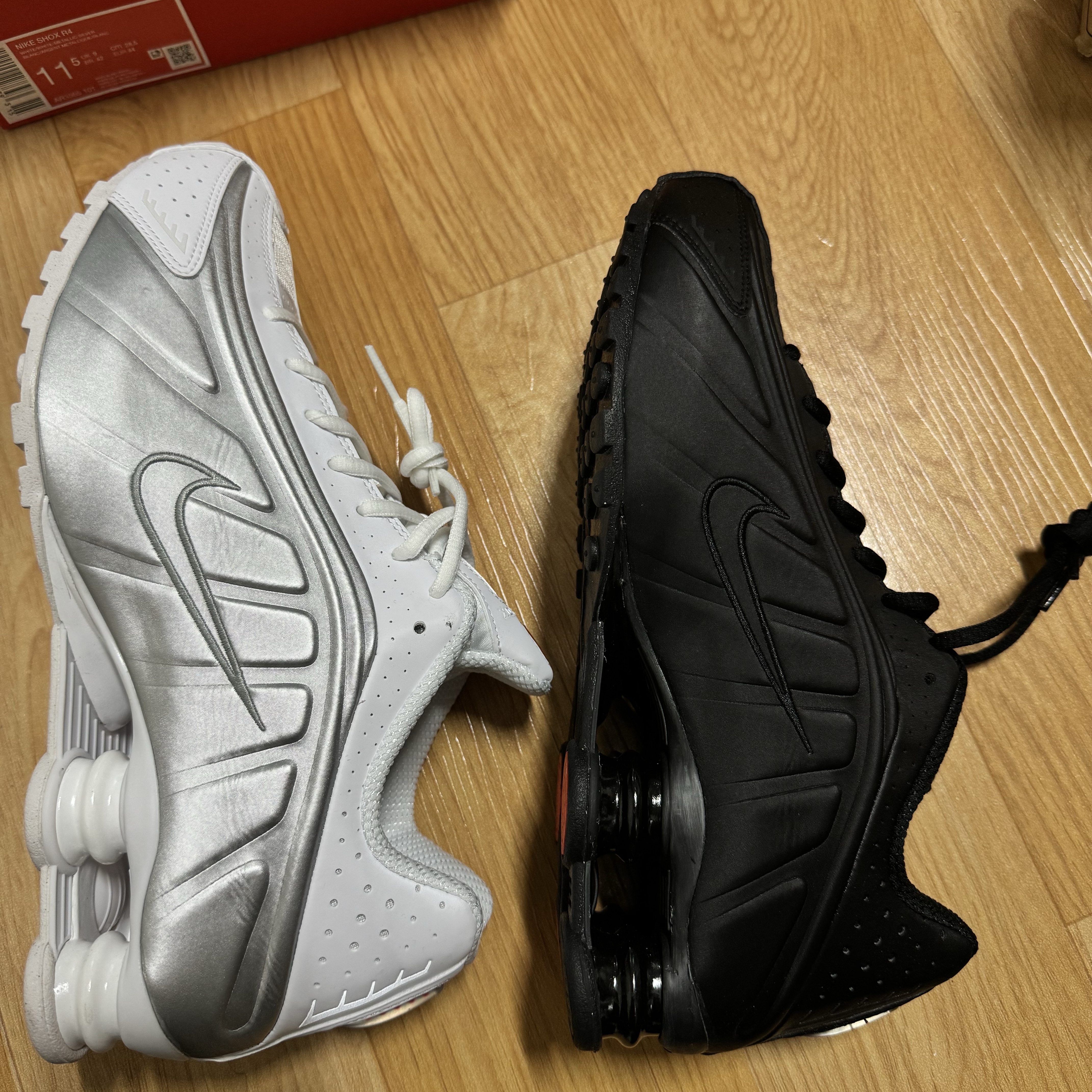 (W) Nike Shox R4 Black, (W) Nike Shox R4 White Metallic Silver 착용 스타일