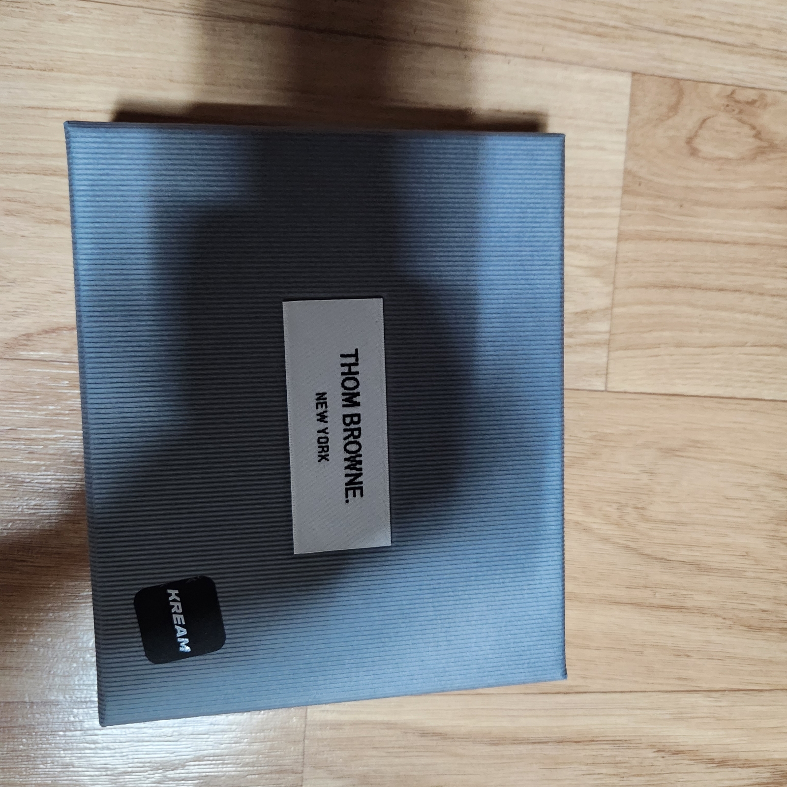 Thom Browne Pebble Grain Leather Stripe Single Card Holder Black 착용 스타일