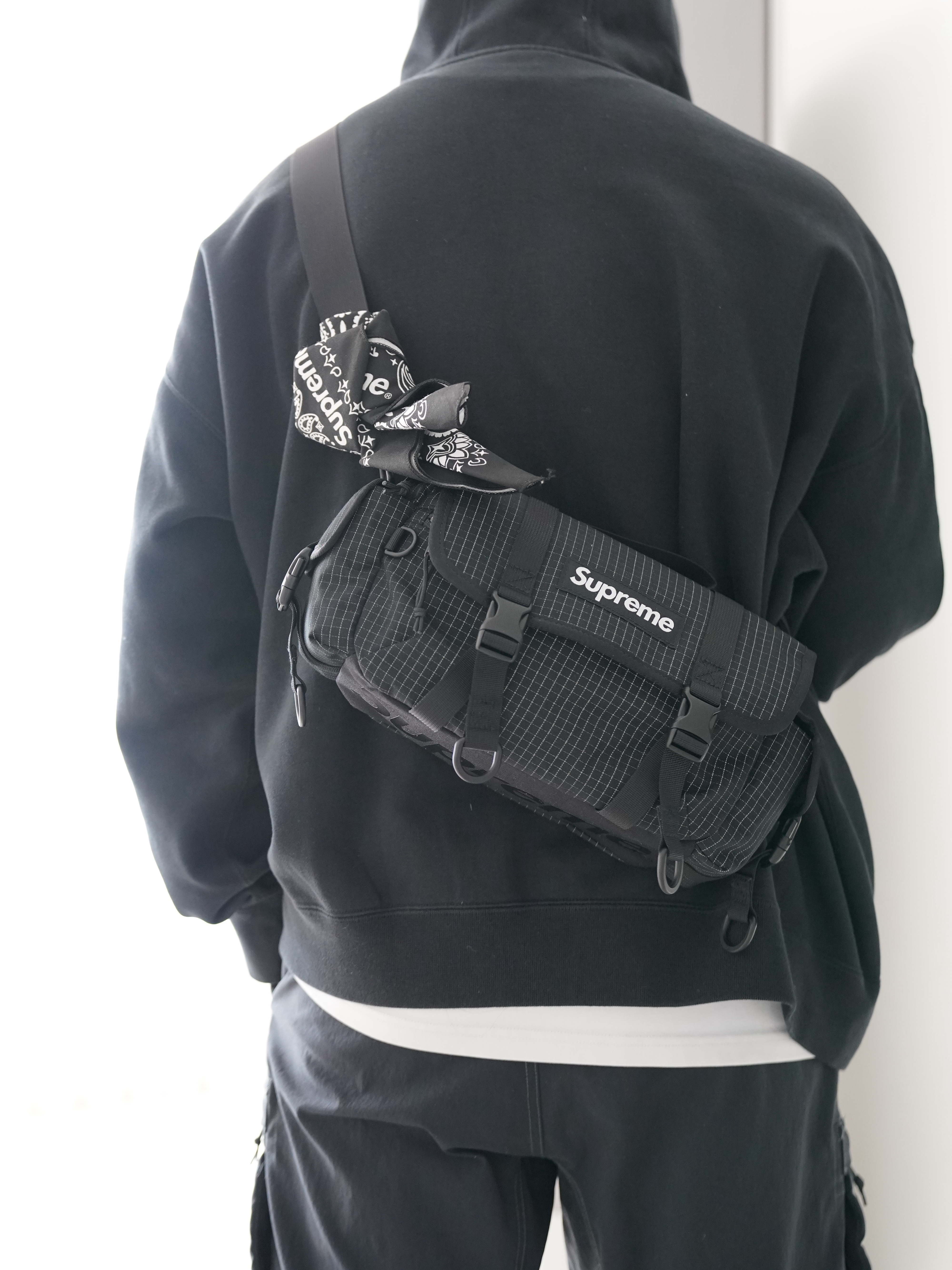 Supreme Mini Duffle Bag Black - 24SS, Supreme Hav-A-Hank Bandanas Multicolor (Set of 3) - 24SS 착용 스타일 - 3