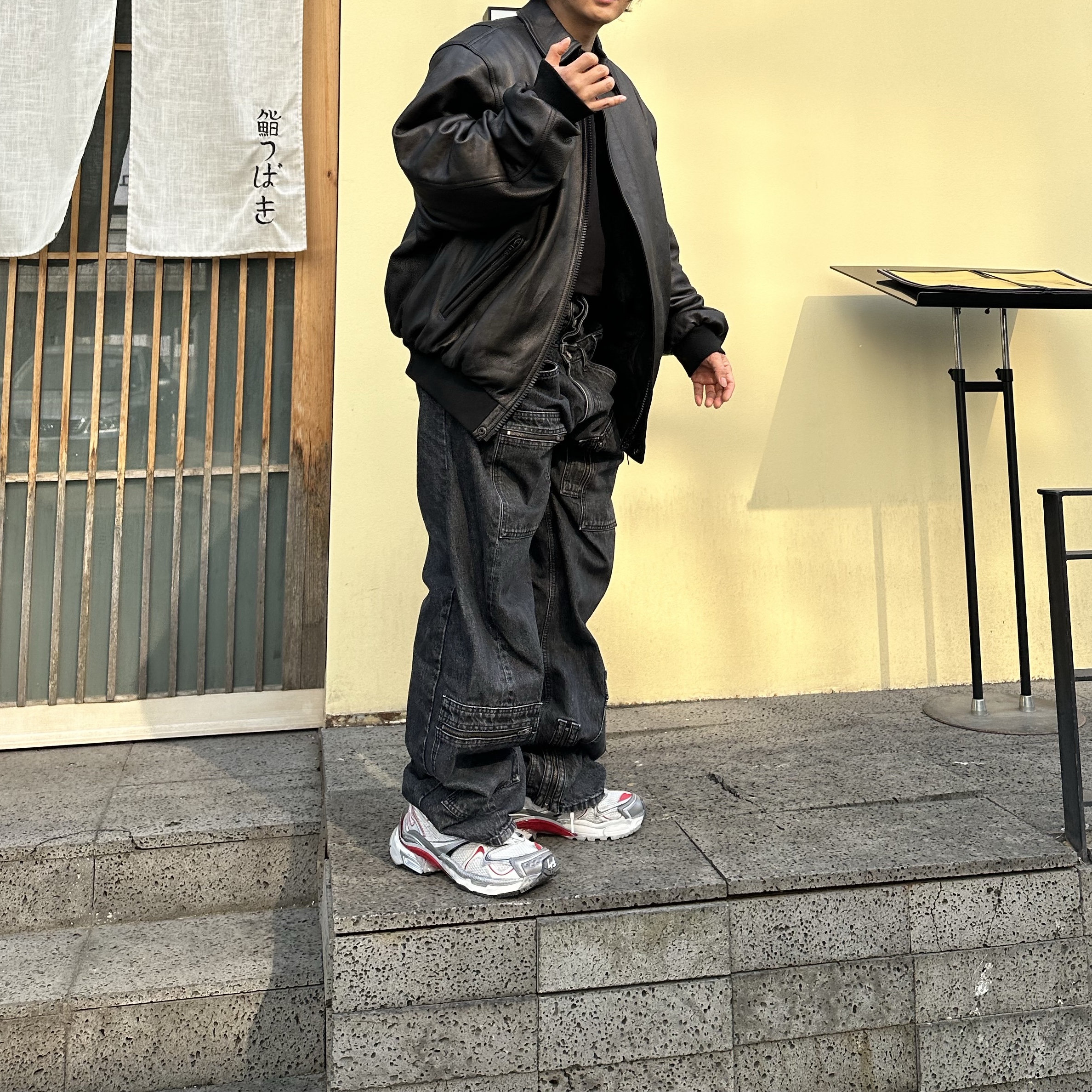 Balenciaga Sporty B Taxi Blouson Black, Balenciaga Runner 2.0 Sneaker White Grey Red 착용 스타일 - 3