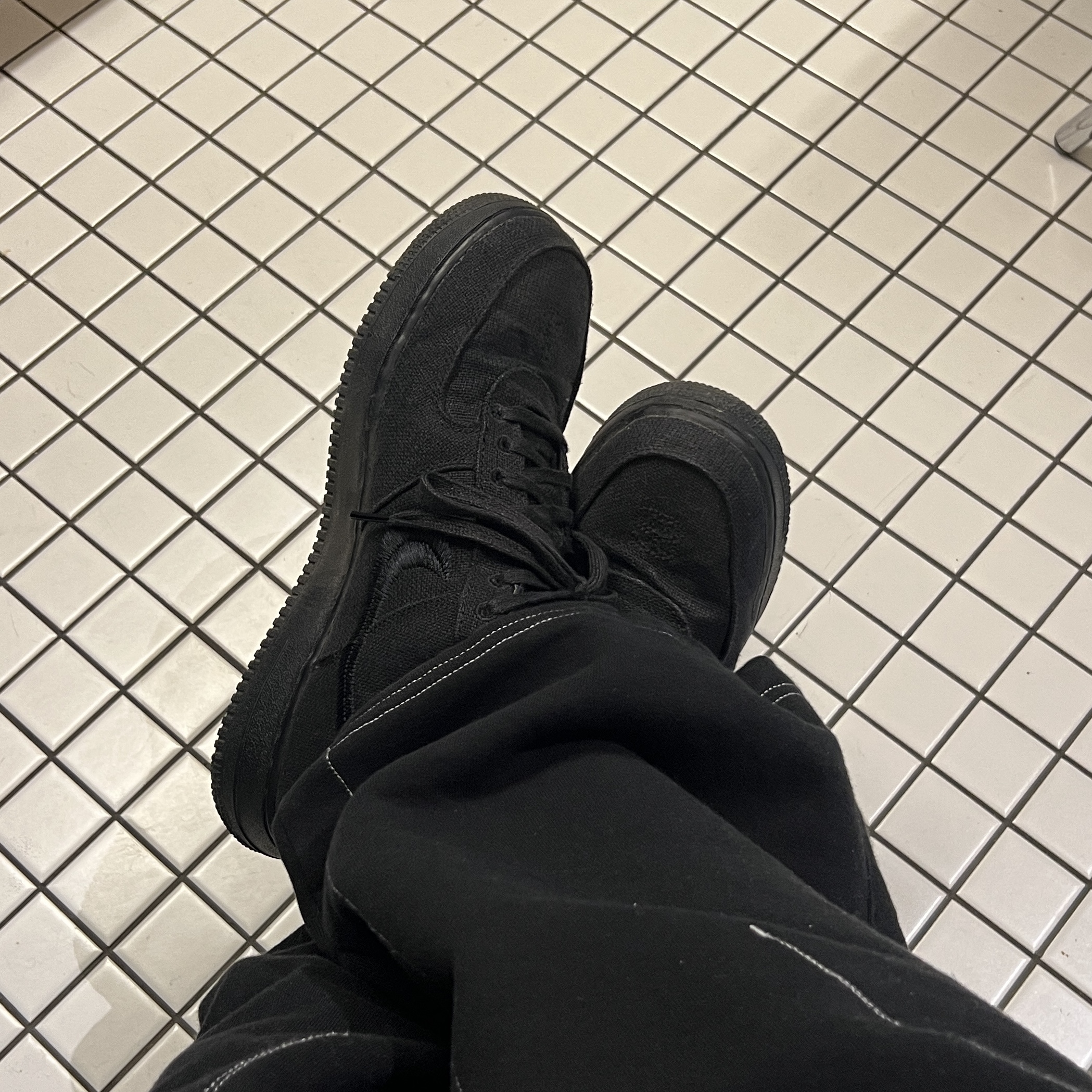 Nike x Stussy Air Force 1 Low Triple Black 착용 스타일 - 1