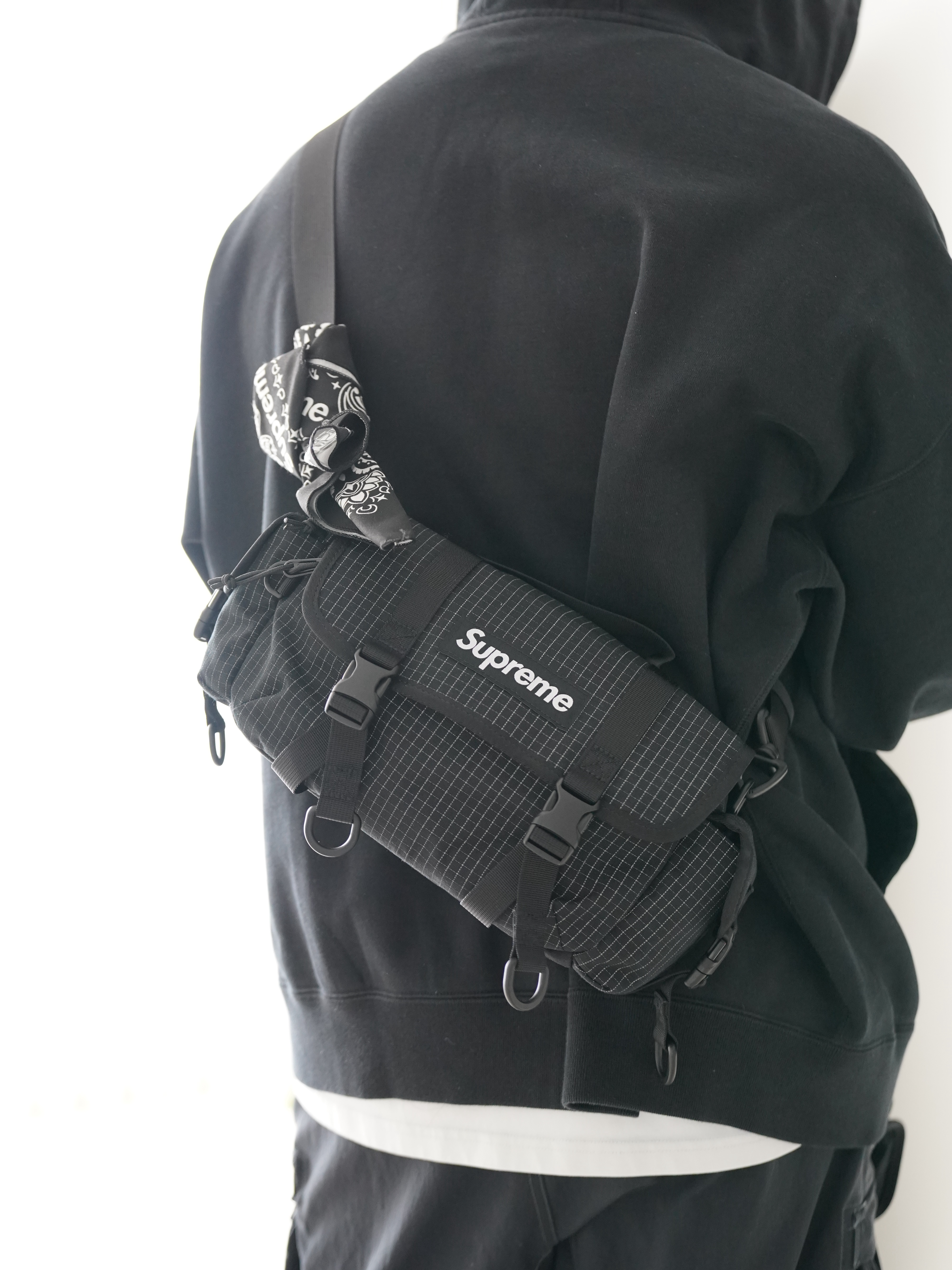 Supreme Mini Duffle Bag Black - 24SS, Supreme Hav-A-Hank Bandanas Multicolor (Set of 3) - 24SS 착용 스타일 - 1