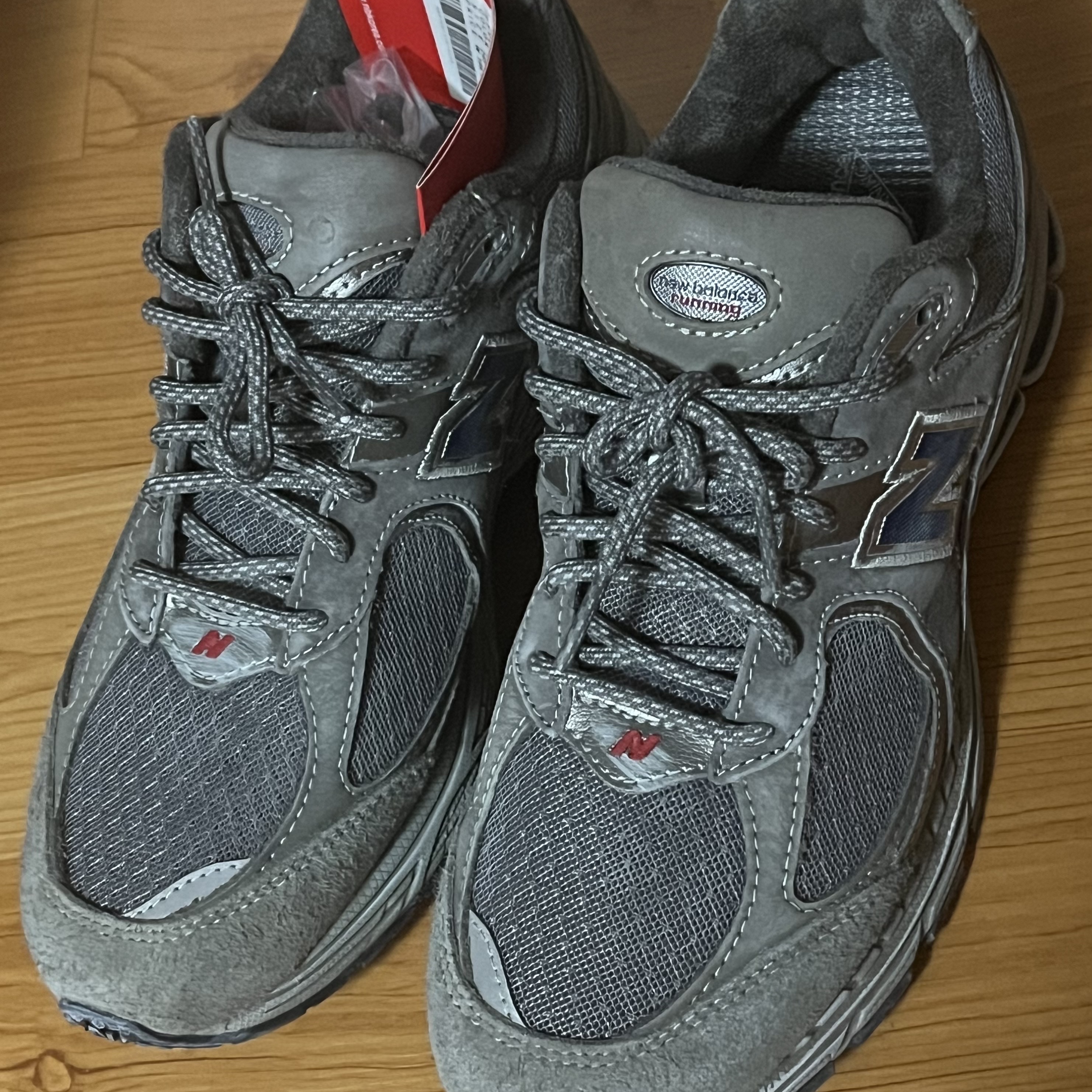 New Balance 2002R Premium Vintage Grey 착용 스타일