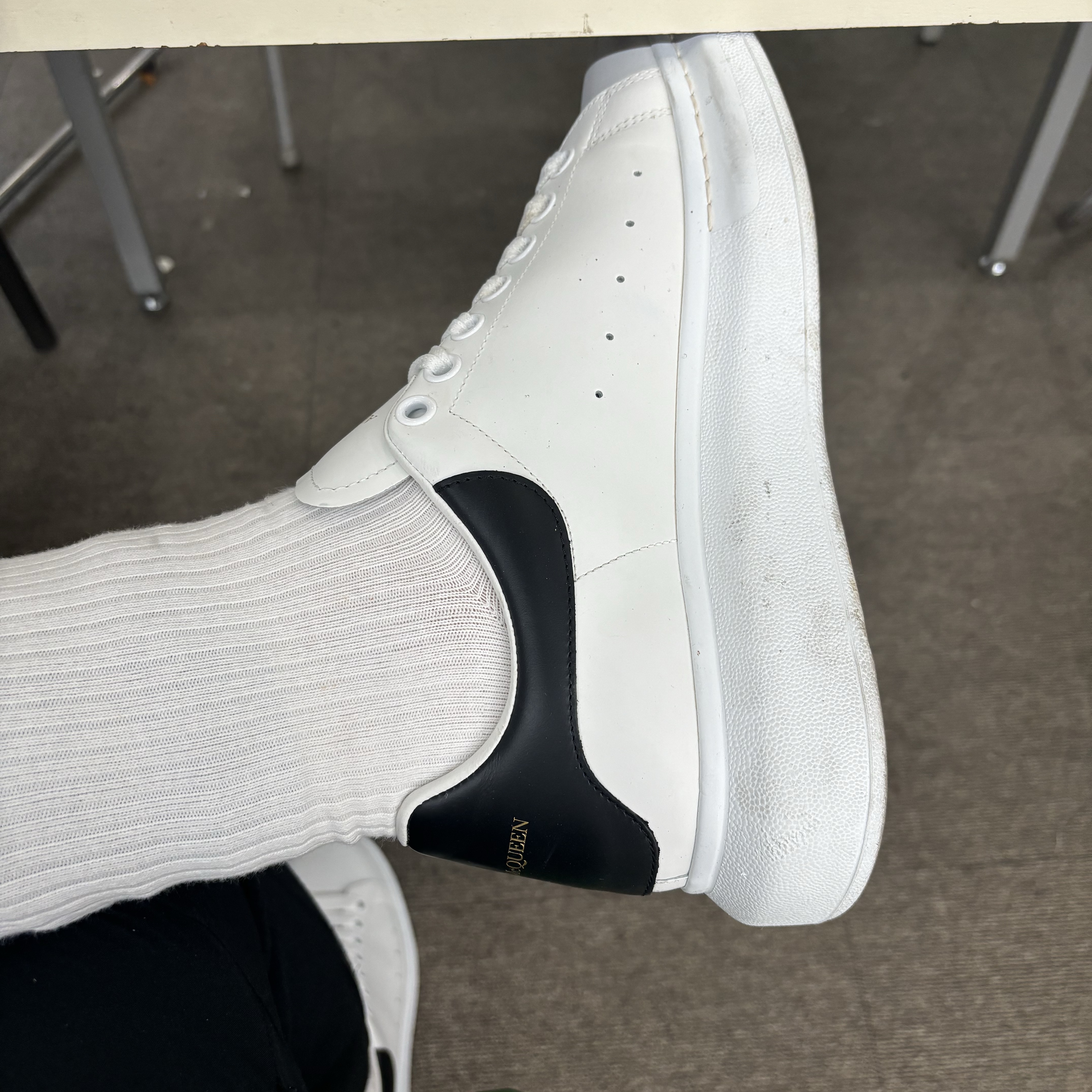 Alexander McQueen Oversized Sneakers White Black 착용 스타일 - 2