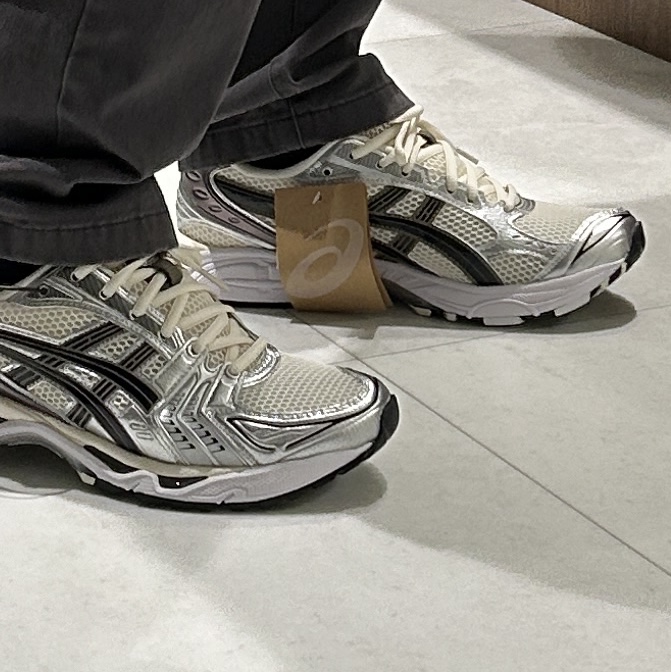 Asics Gel-Kayano 14 Cream Black 착용 스타일