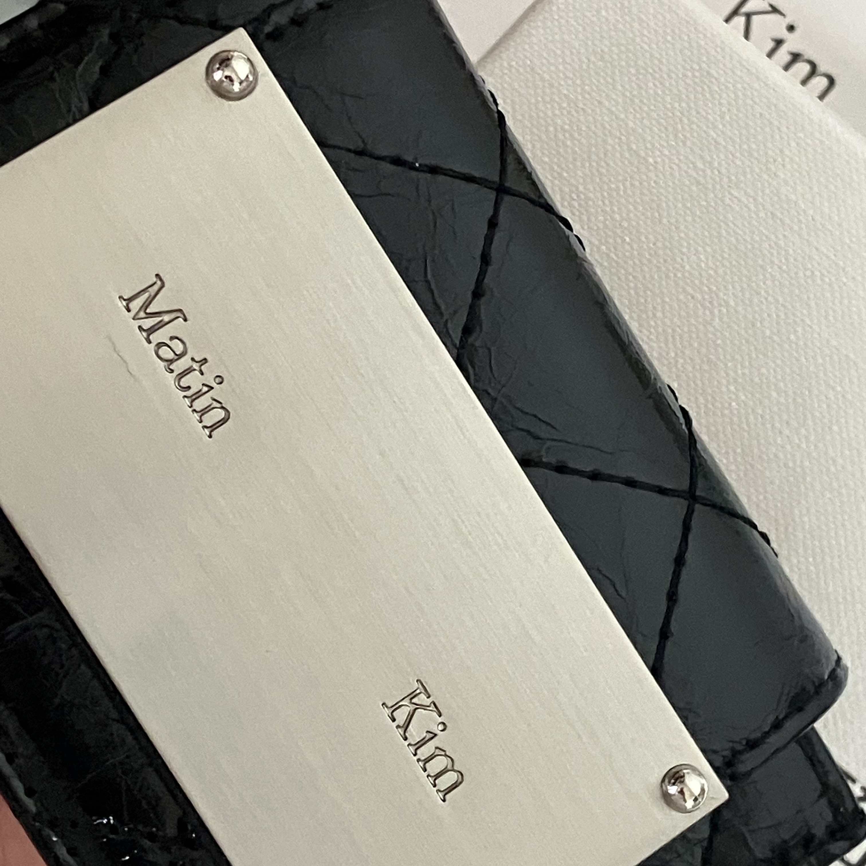 Matin Kim Quilting Accordion Wallet Black 착용 스타일