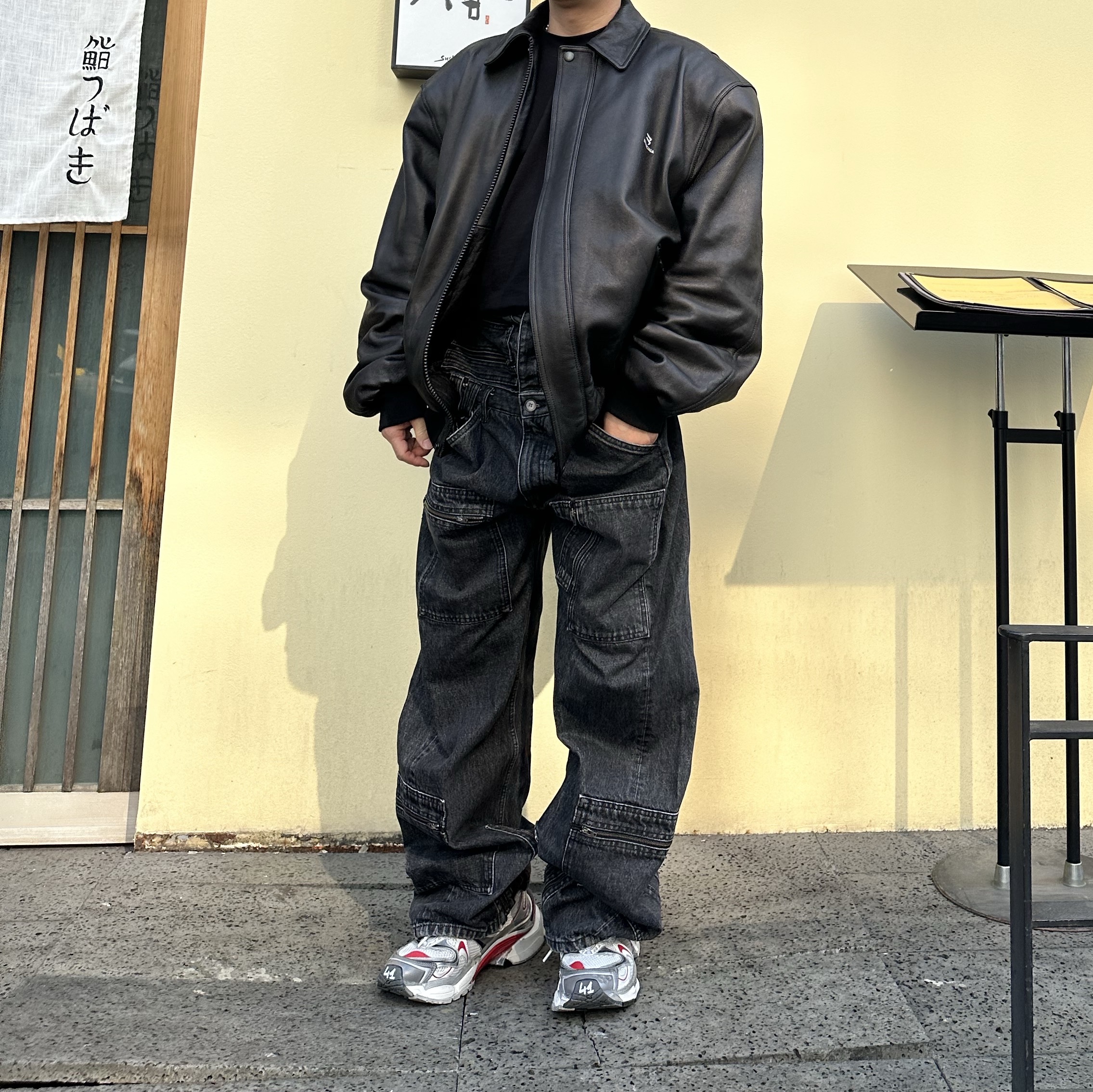 Balenciaga Sporty B Taxi Blouson Black, Balenciaga Runner 2.0 Sneaker White Grey Red 착용 스타일 - 1