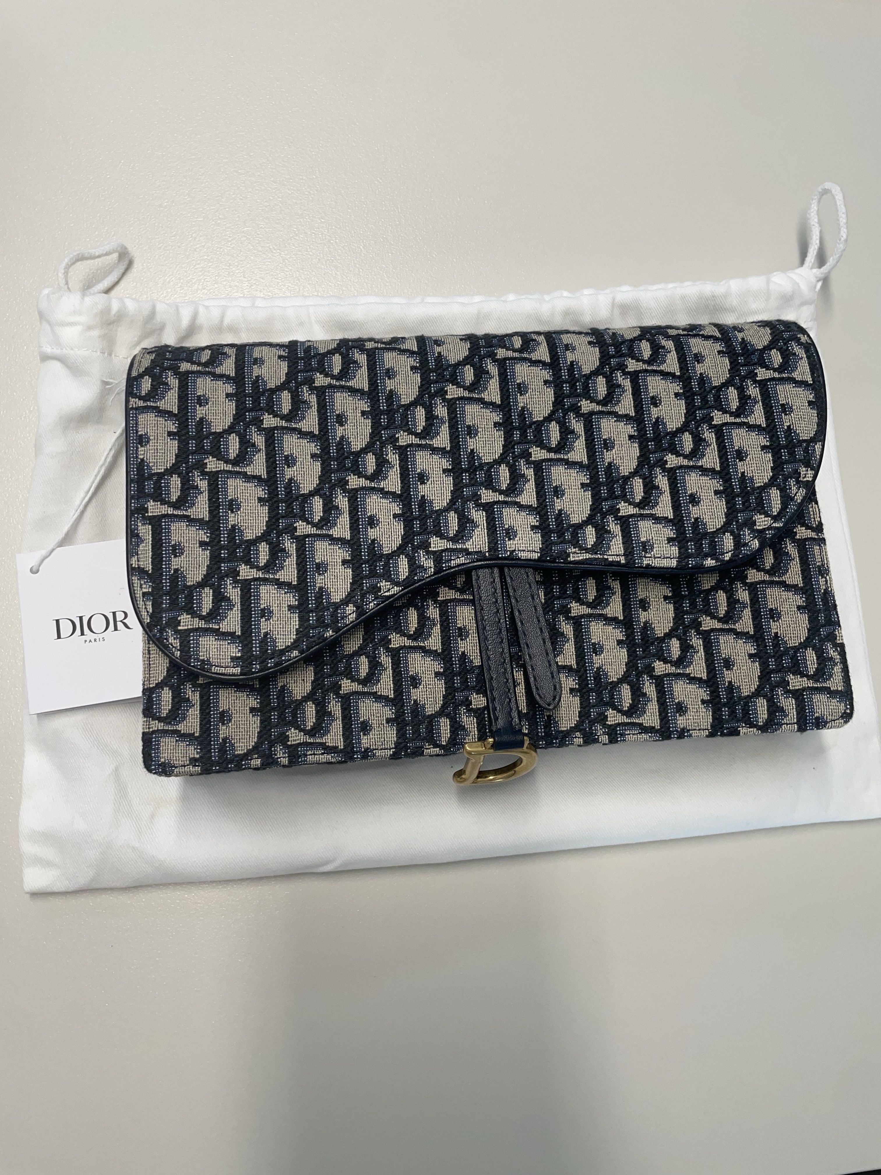 Dior Saddle Pouch Blue Dior Oblique Jacquard 착용 스타일