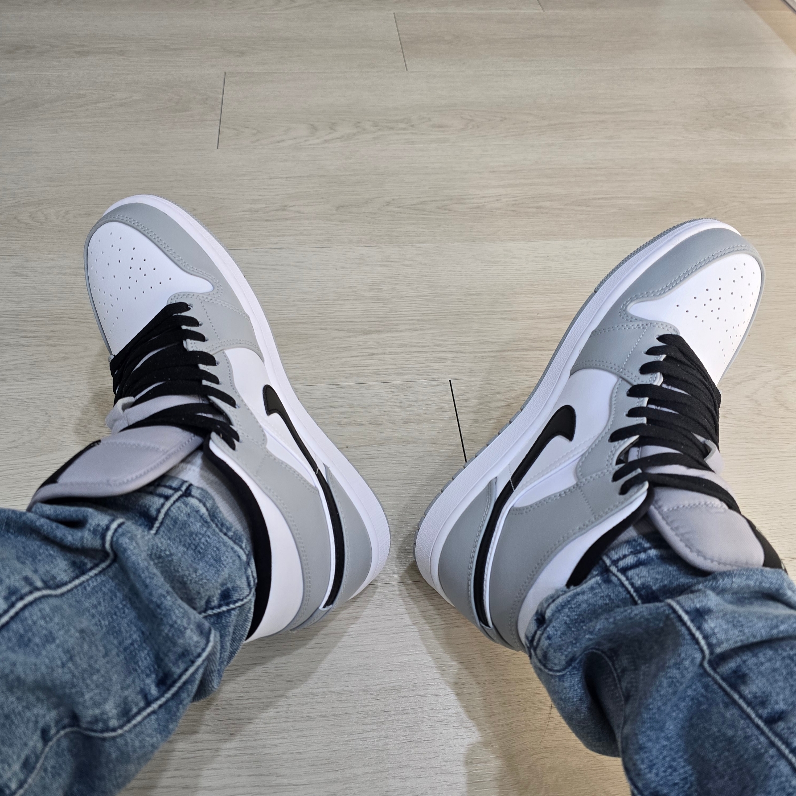 Jordan 1 Mid Light Smoke Grey 착용 스타일 - 1