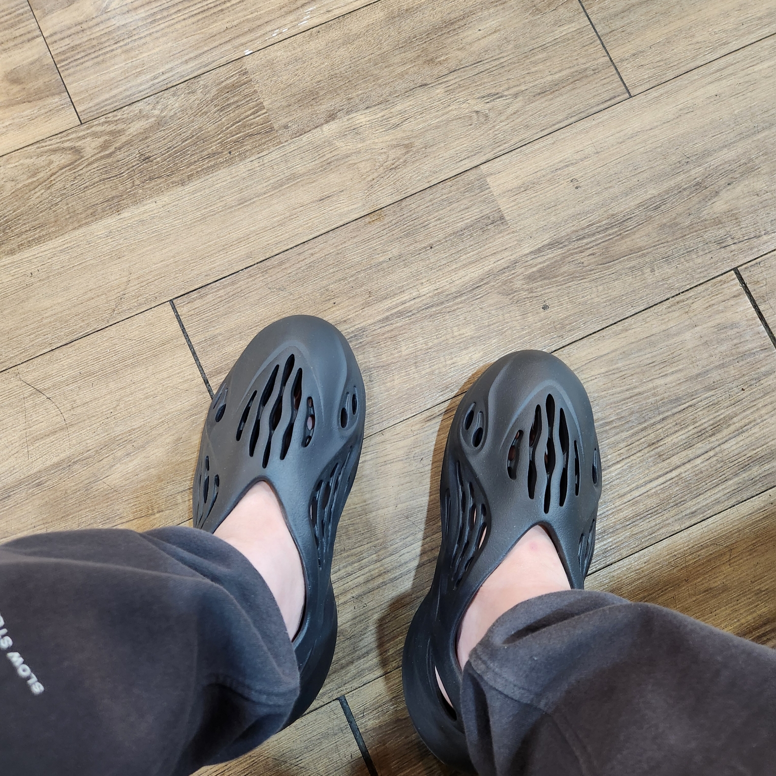 Adidas Yeezy Foam RNNR Onyx 착용 스타일