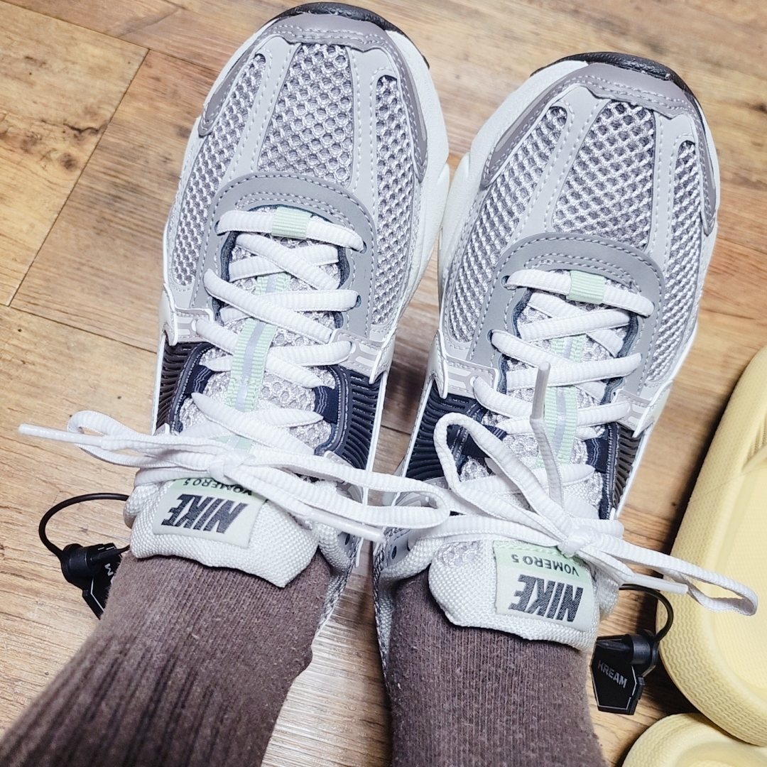 (W) Nike Zoom Vomero 5 Cobblestone and Flat Pewter 착용 스타일