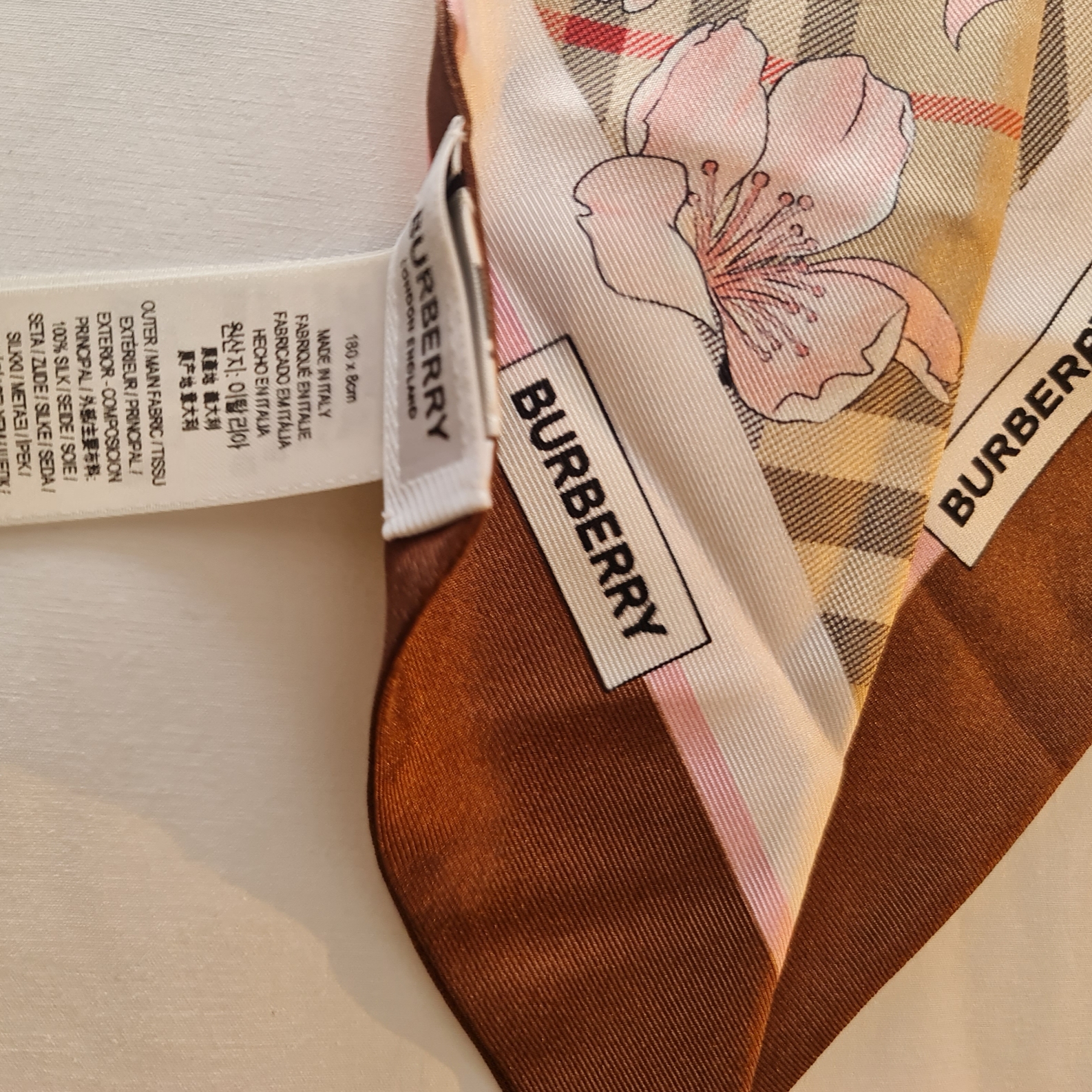 Burberry Floral Check Print Silk Skinny Scarf 착용 스타일 - 4