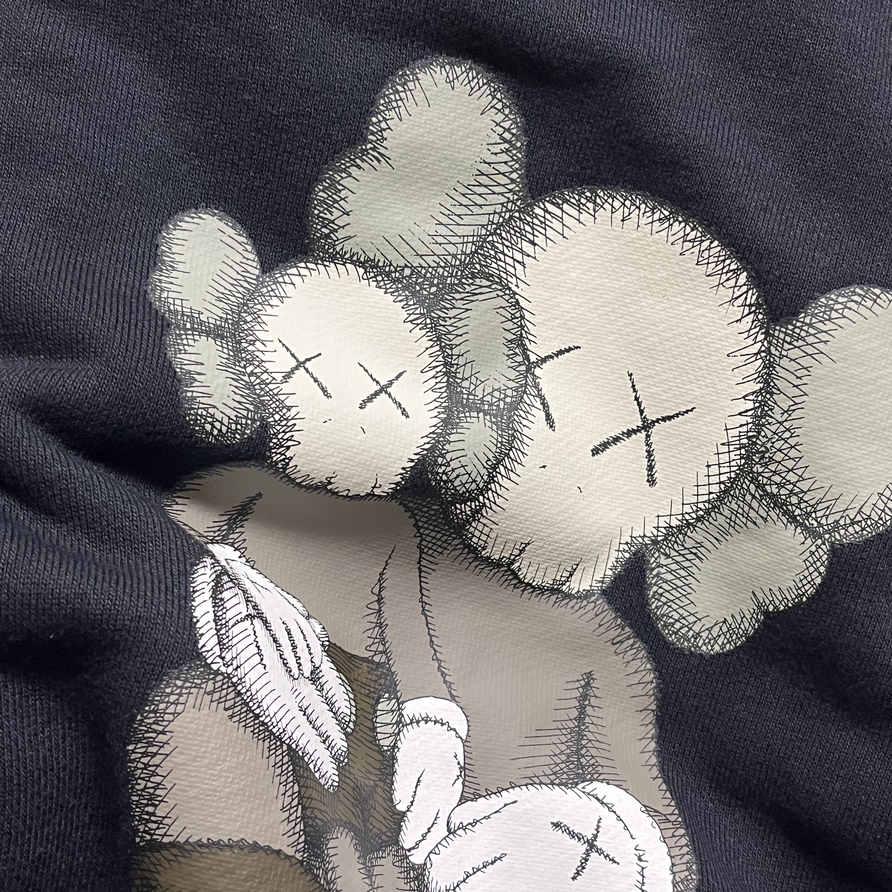 Uniqlo UT x Kaws Long Sleeve Sweatshirt Black 착용 스타일