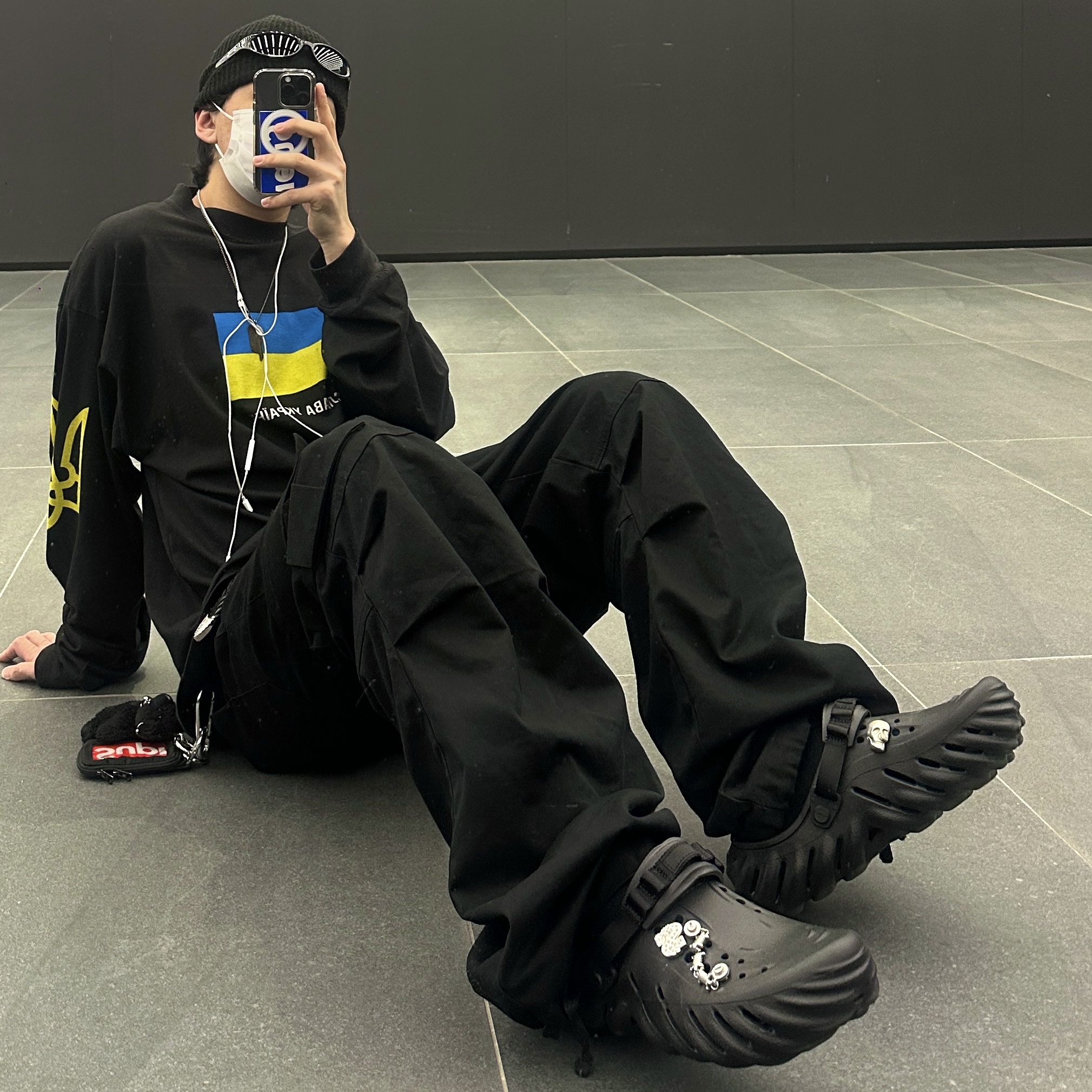 Balenciaga Support Ukraine LS T-Shirt Black, Crocs Echo Clog Black 착용 스타일 - 1