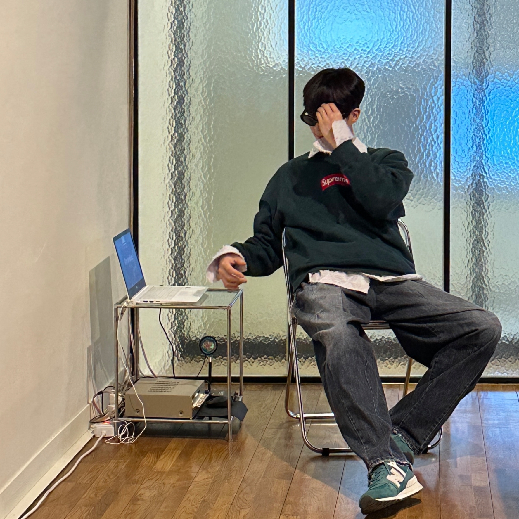 Gentle Monster x Maison Margiela MM005 Black Black, Supreme Box Logo Crewneck Dark Pine - 22FW 착용 스타일 - 1