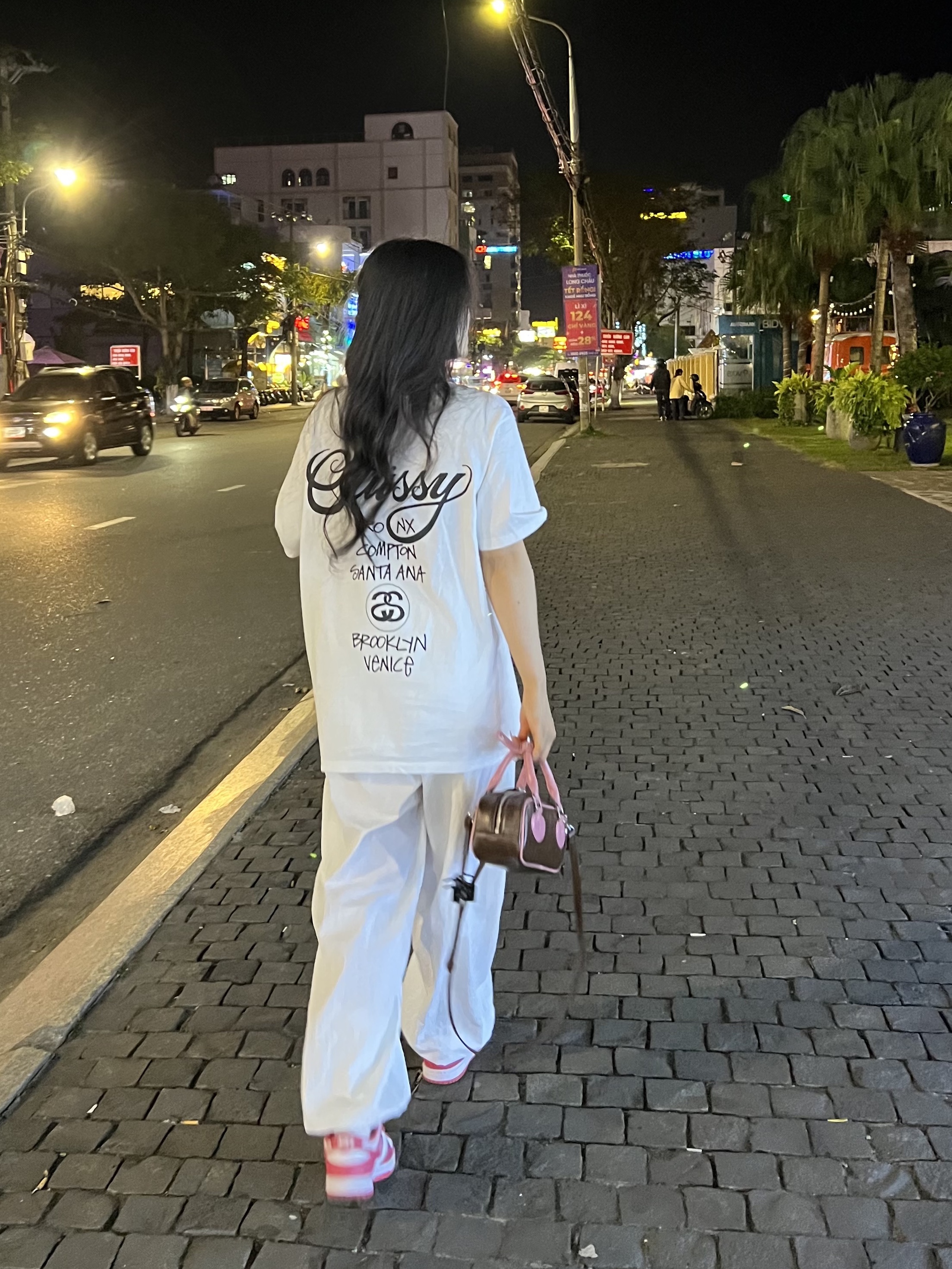 Stussy World Tour T-Shirt White, (W) Nike Dunk Low Archeo Pink 착용 스타일 - 3