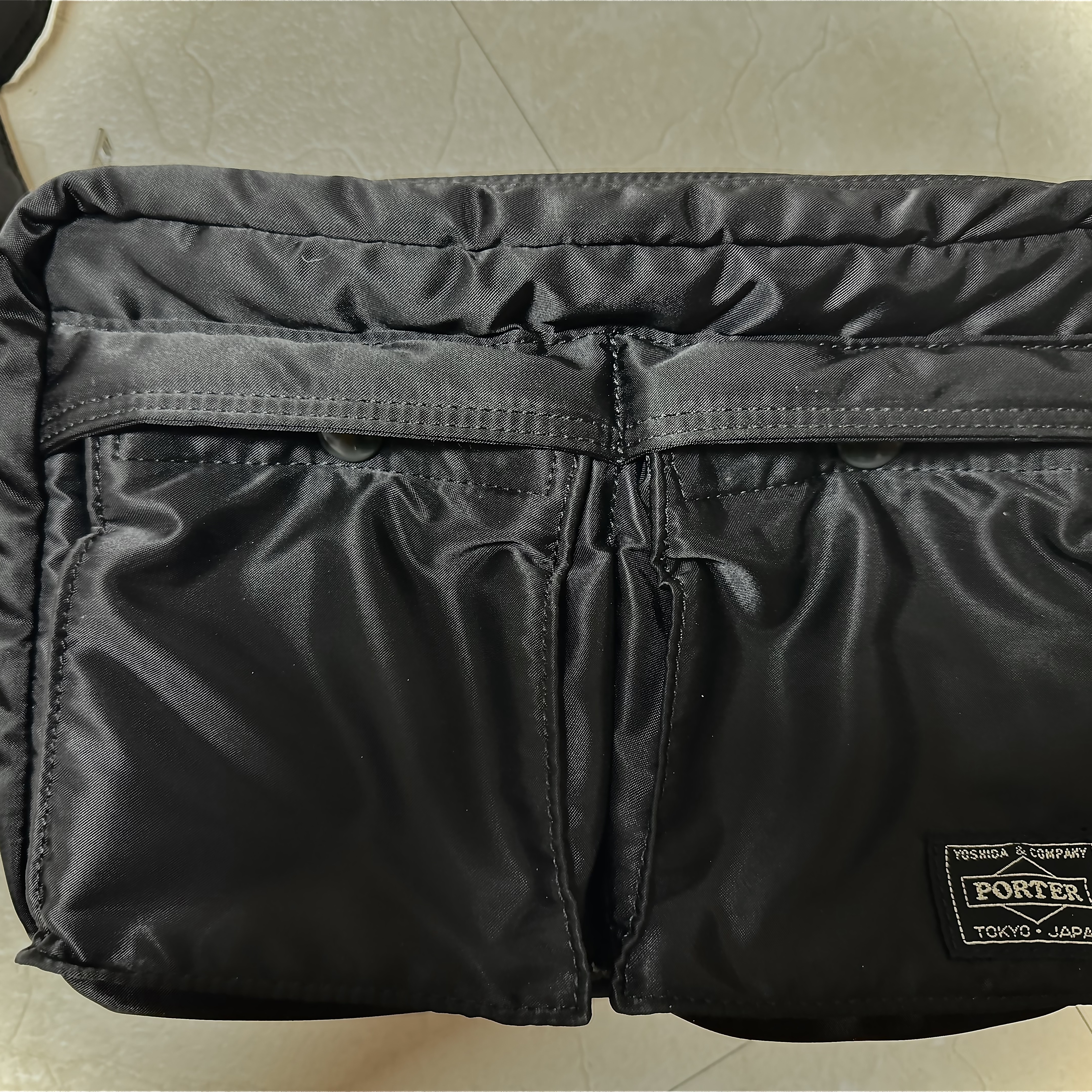 Porter Tanker Shoulder Bag S Black 착용 스타일 - 1