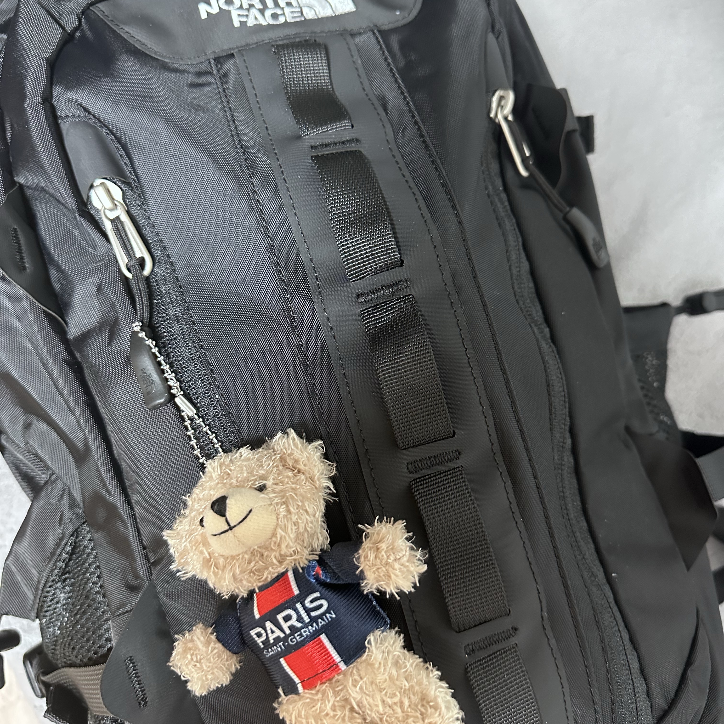 Paris Saint-Germain Justice Pretty Bear Keyring, The North Face Big Shot Black 착용 스타일