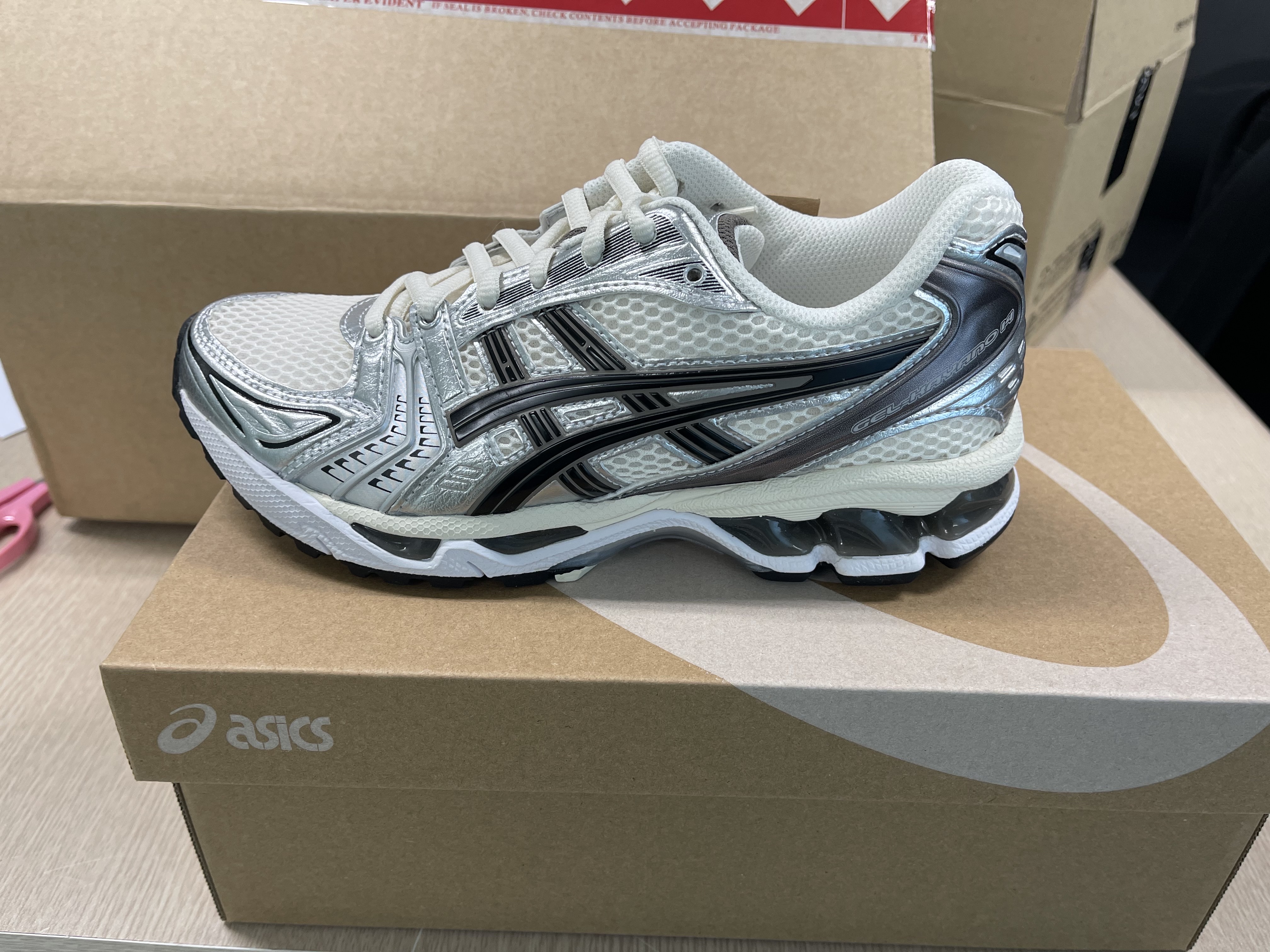 Asics Gel-Kayano 14 Cream Black 착용 스타일