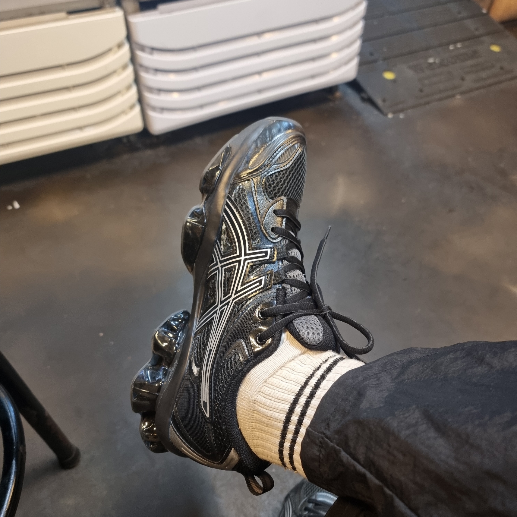 Asics Gel-Quantum Kinetic Graphite Grey Black 착용 스타일