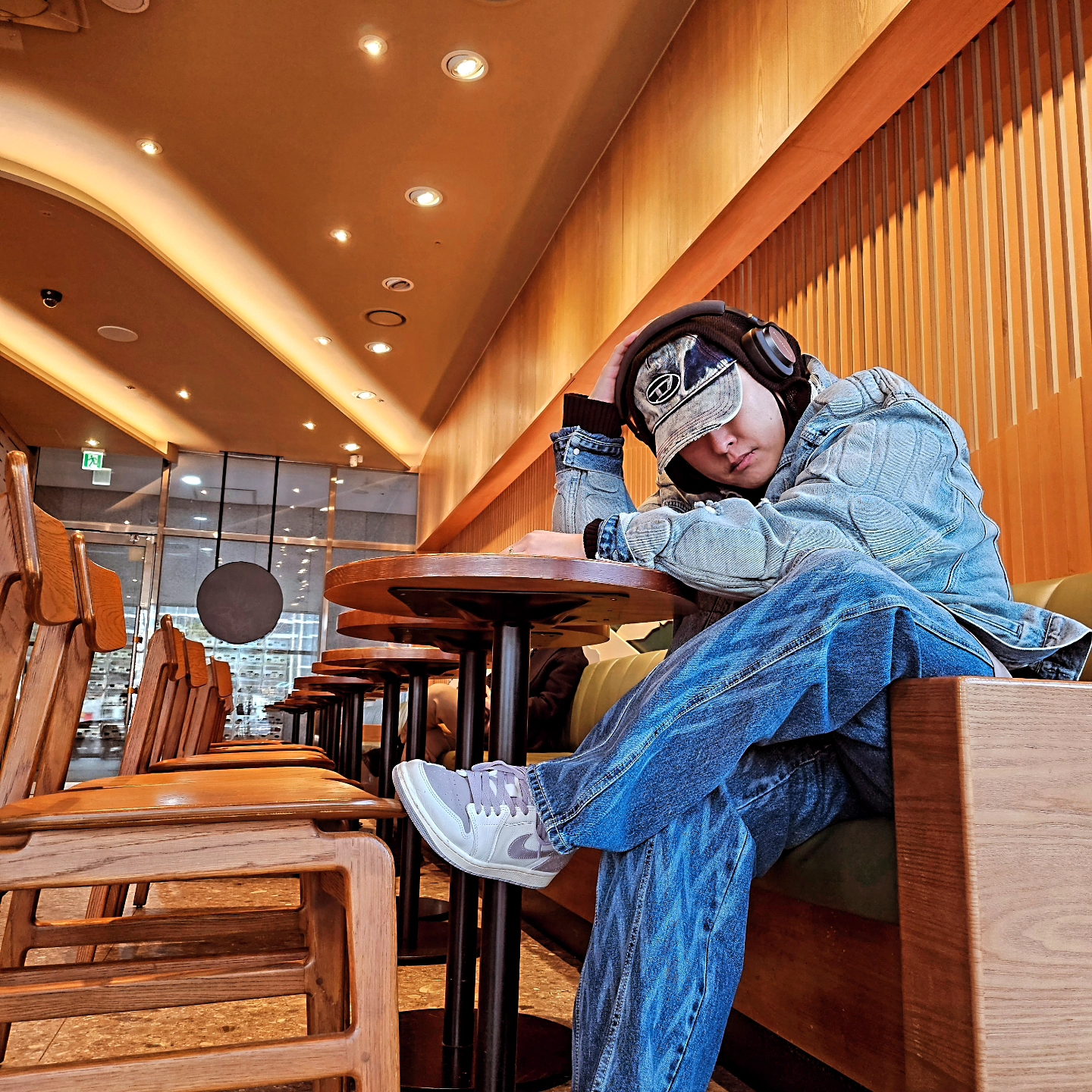 Yeezy Gap Engineered By Balenciaga Padded Denim Jacket Blue, Jordan 1 Retro Low OG Atmosphere Grey 착용 스타일 - 1